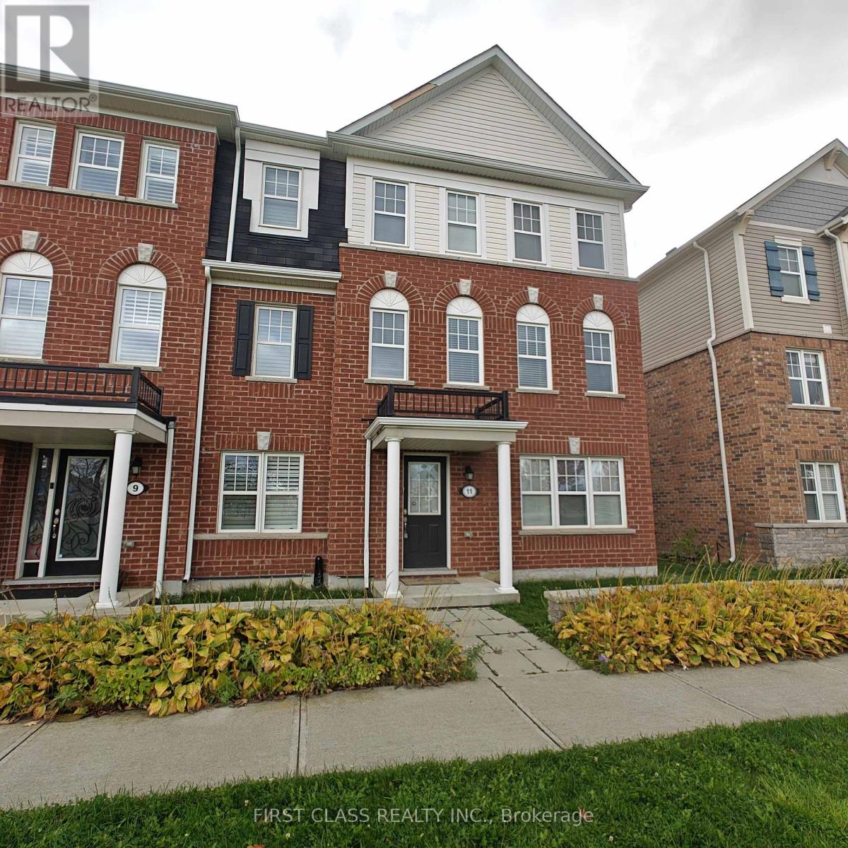 11 Tight Court, Milton, Ontario  L9T 8S3 - Photo 2 - W12482662