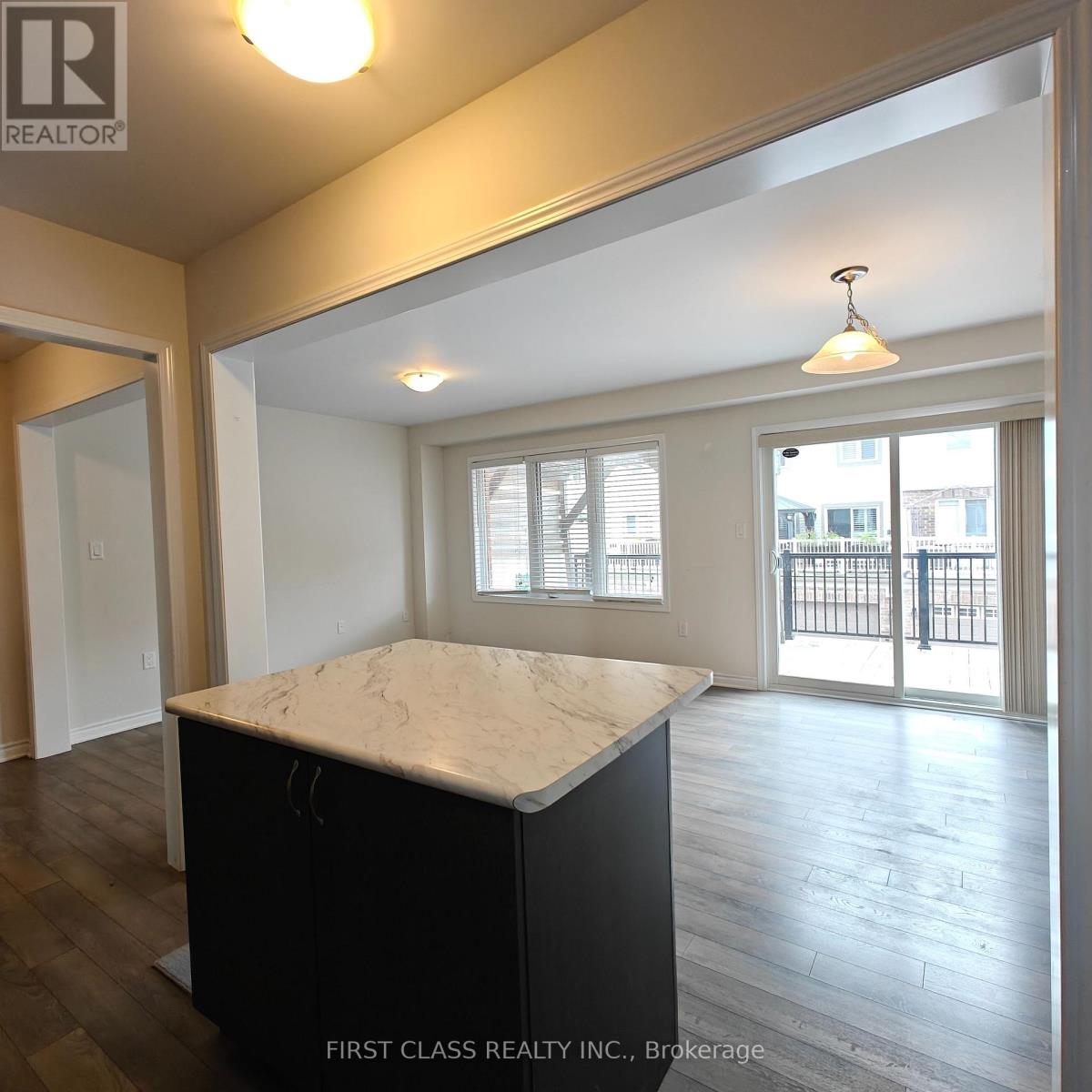 11 Tight Court, Milton, Ontario  L9T 8S3 - Photo 4 - W12482662