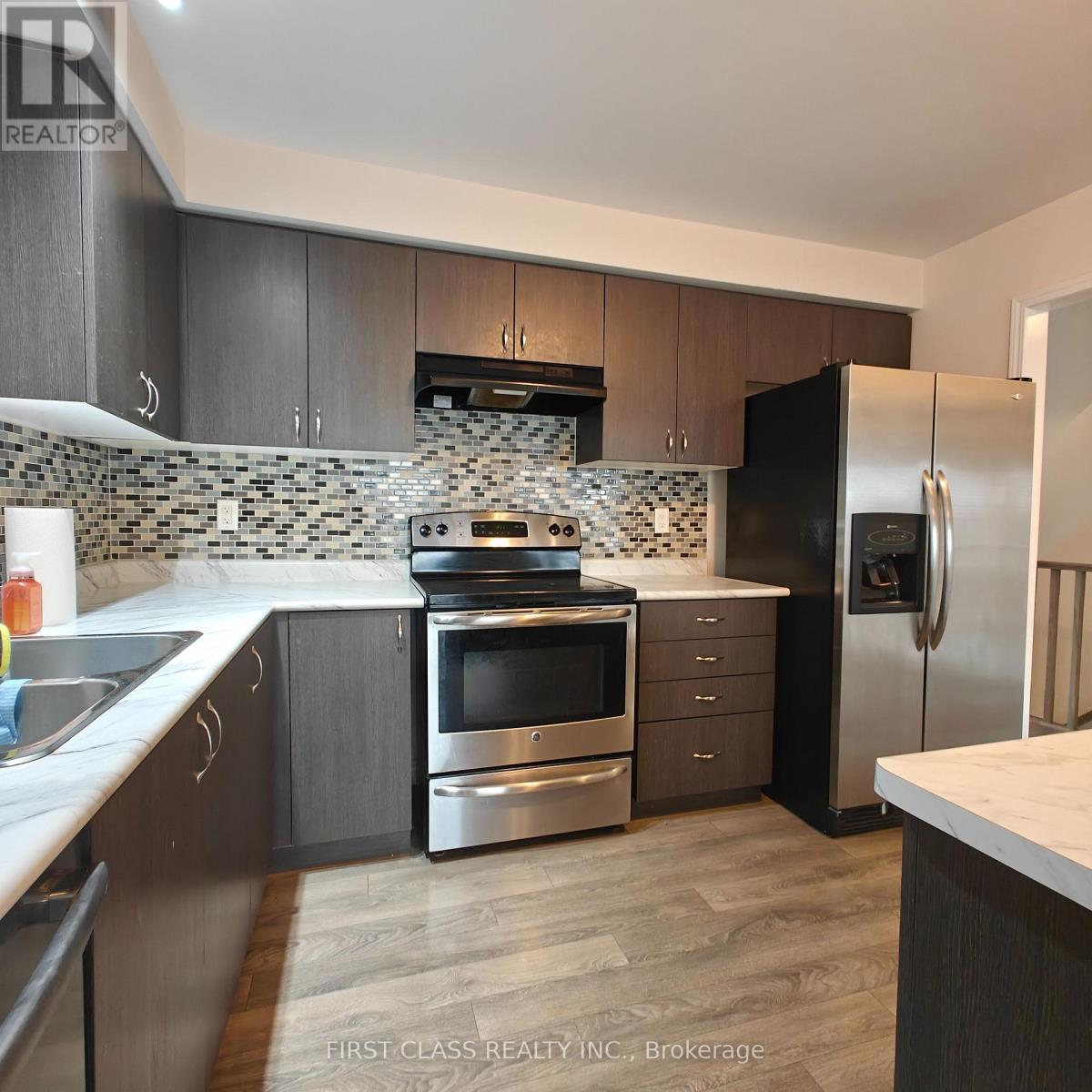 11 Tight Court, Milton, Ontario  L9T 8S3 - Photo 7 - W12482662