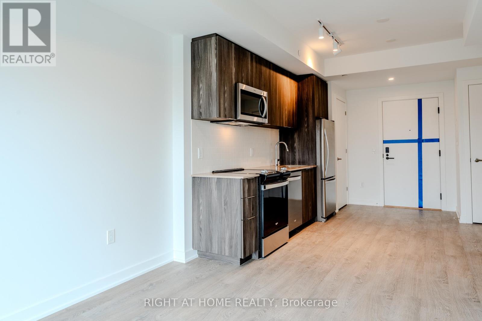 215 - 720 Whitlock Avenue, Milton, Ontario  L9E 2B5 - Photo 5 - W12482676