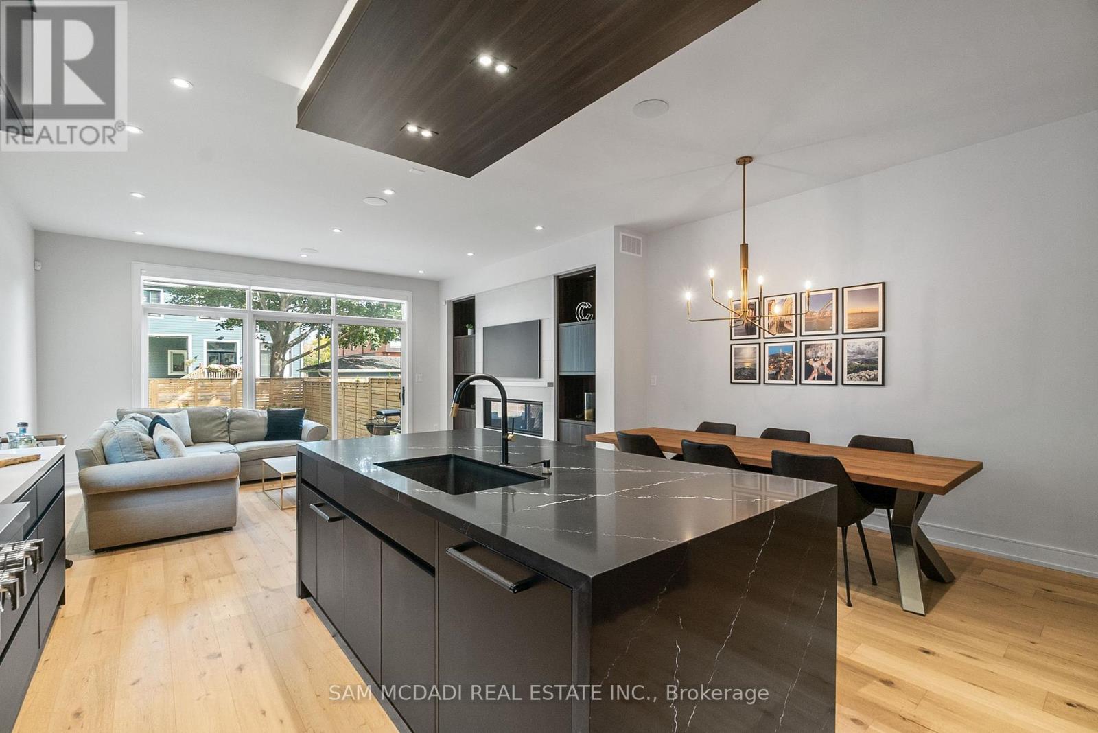 39 Oakwood Avenue N, Mississauga, Ontario  L5G 3L8 - Photo 10 - W12482689