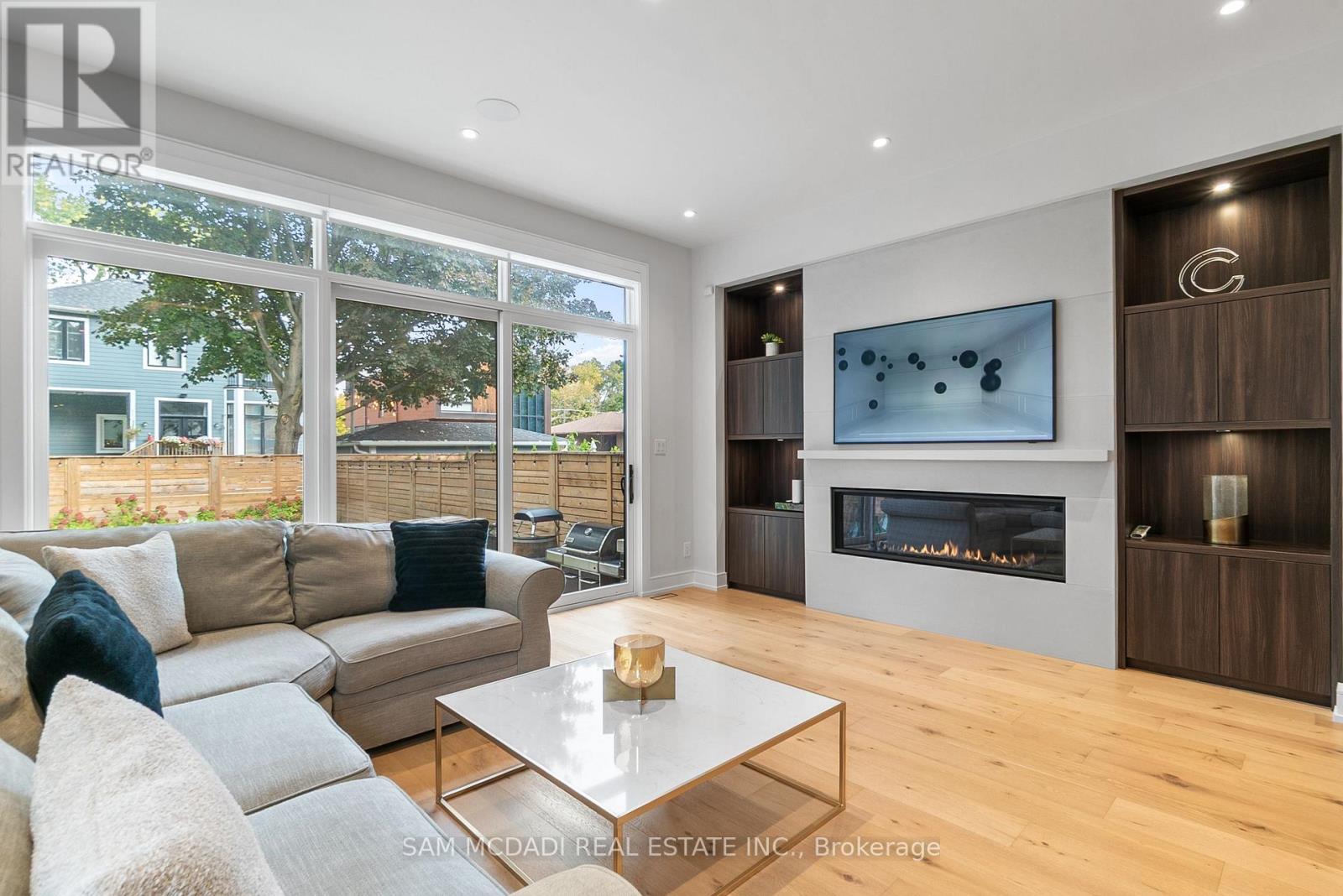 39 Oakwood Avenue N, Mississauga, Ontario  L5G 3L8 - Photo 11 - W12482689