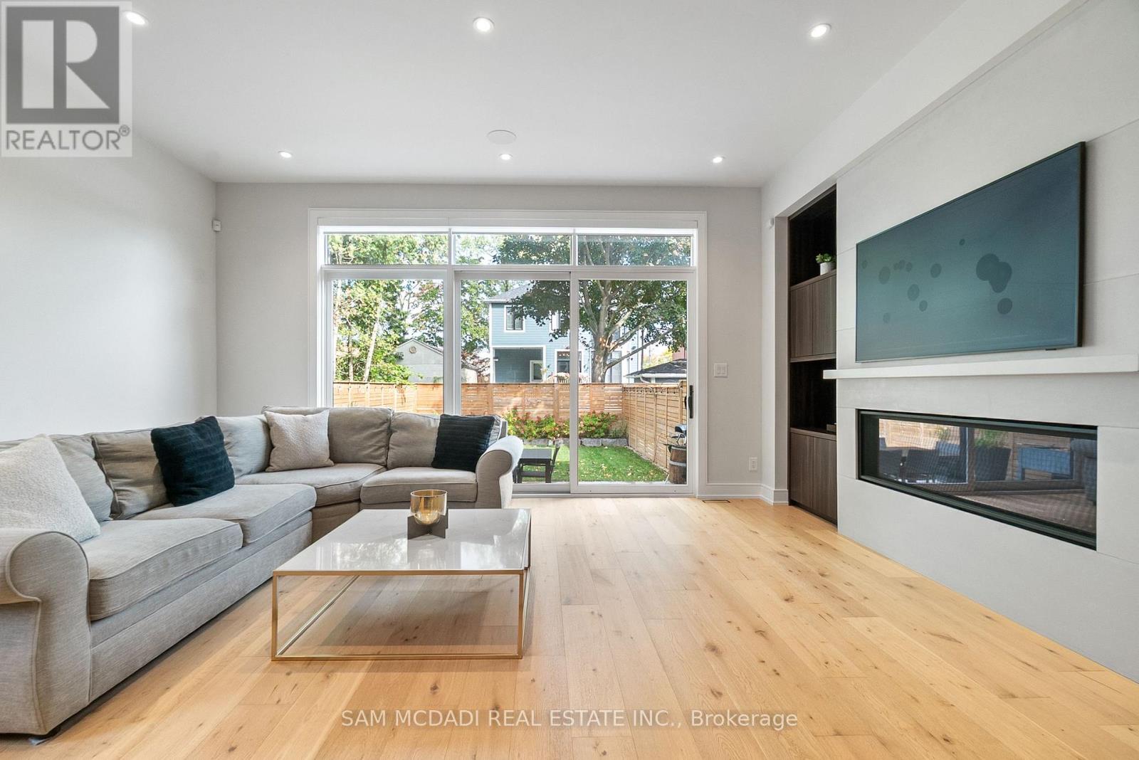 39 Oakwood Avenue N, Mississauga, Ontario  L5G 3L8 - Photo 13 - W12482689
