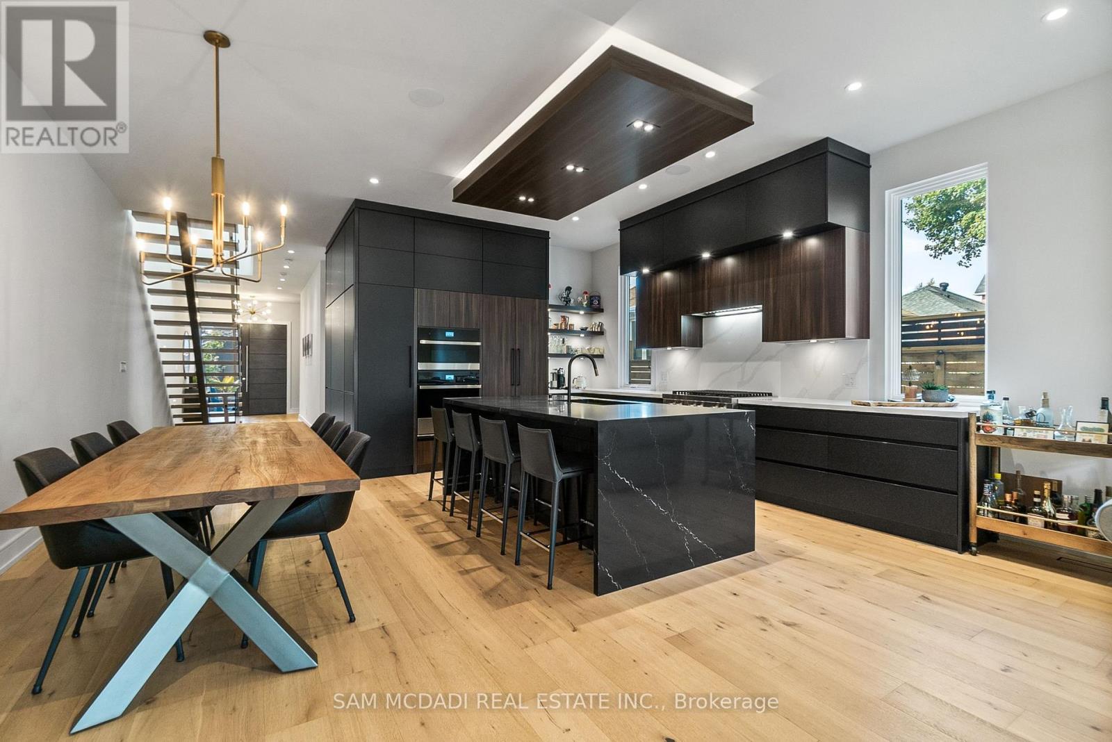 39 Oakwood Avenue N, Mississauga, Ontario  L5G 3L8 - Photo 15 - W12482689