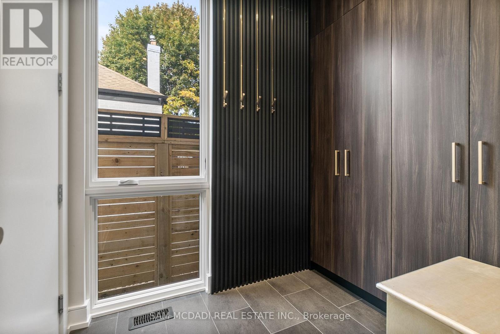 39 Oakwood Avenue N, Mississauga, Ontario  L5G 3L8 - Photo 16 - W12482689