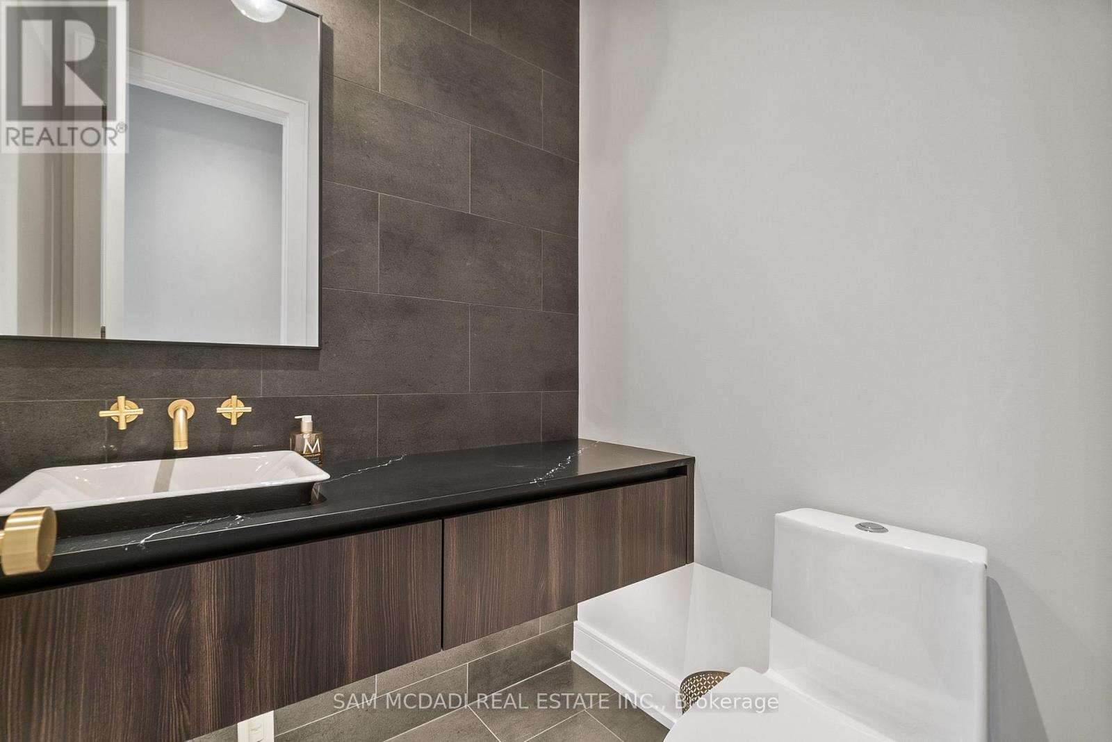 39 Oakwood Avenue N, Mississauga, Ontario  L5G 3L8 - Photo 17 - W12482689