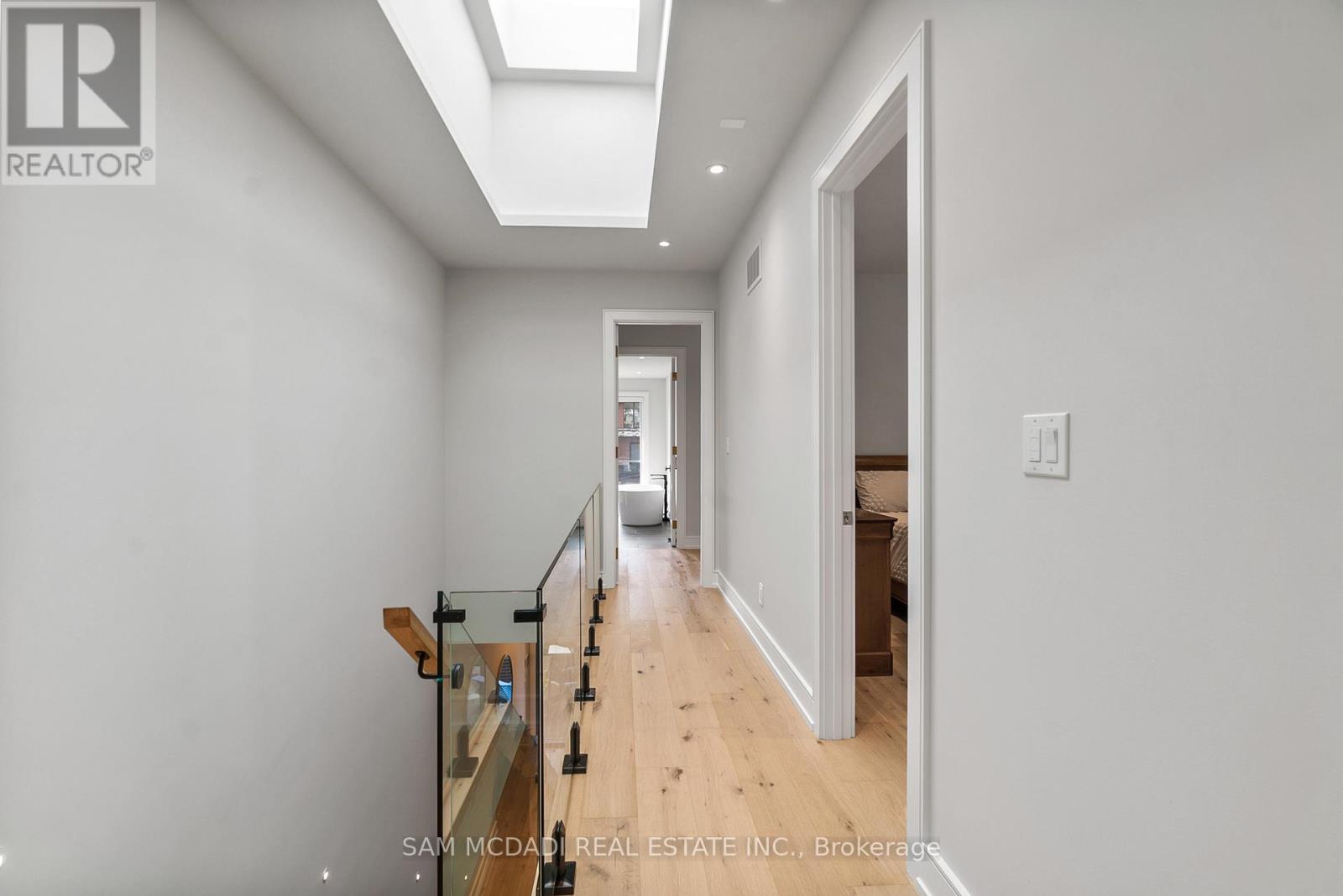 39 Oakwood Avenue N, Mississauga, Ontario  L5G 3L8 - Photo 18 - W12482689