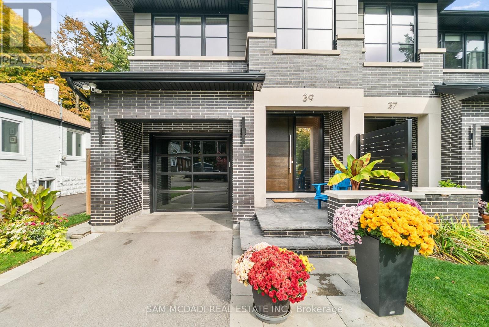 39 Oakwood Avenue N, Mississauga, Ontario  L5G 3L8 - Photo 2 - W12482689