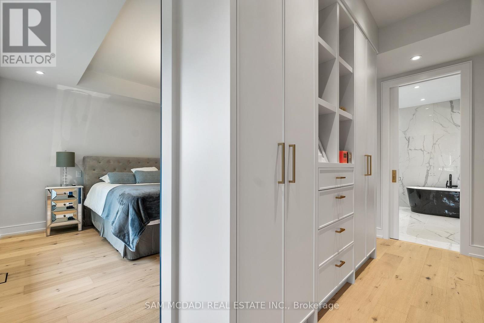 39 Oakwood Avenue N, Mississauga, Ontario  L5G 3L8 - Photo 23 - W12482689