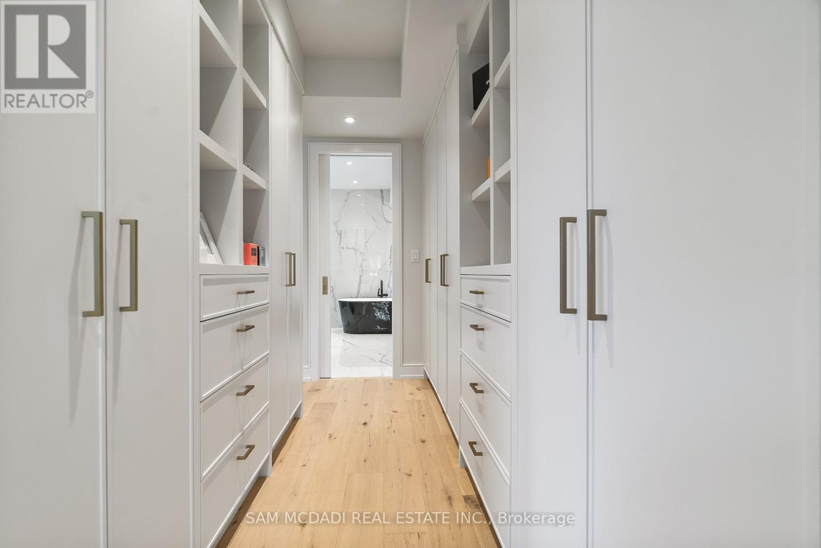 39 Oakwood Avenue N, Mississauga, Ontario  L5G 3L8 - Photo 24 - W12482689