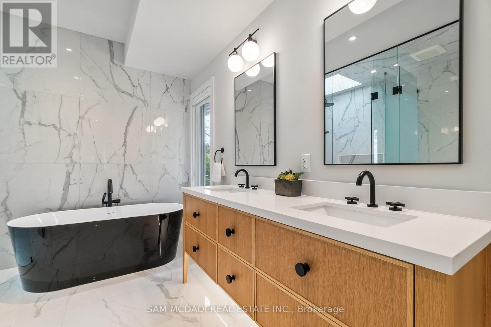 39 Oakwood Avenue N, Mississauga, Ontario  L5G 3L8 - Photo 26 - W12482689