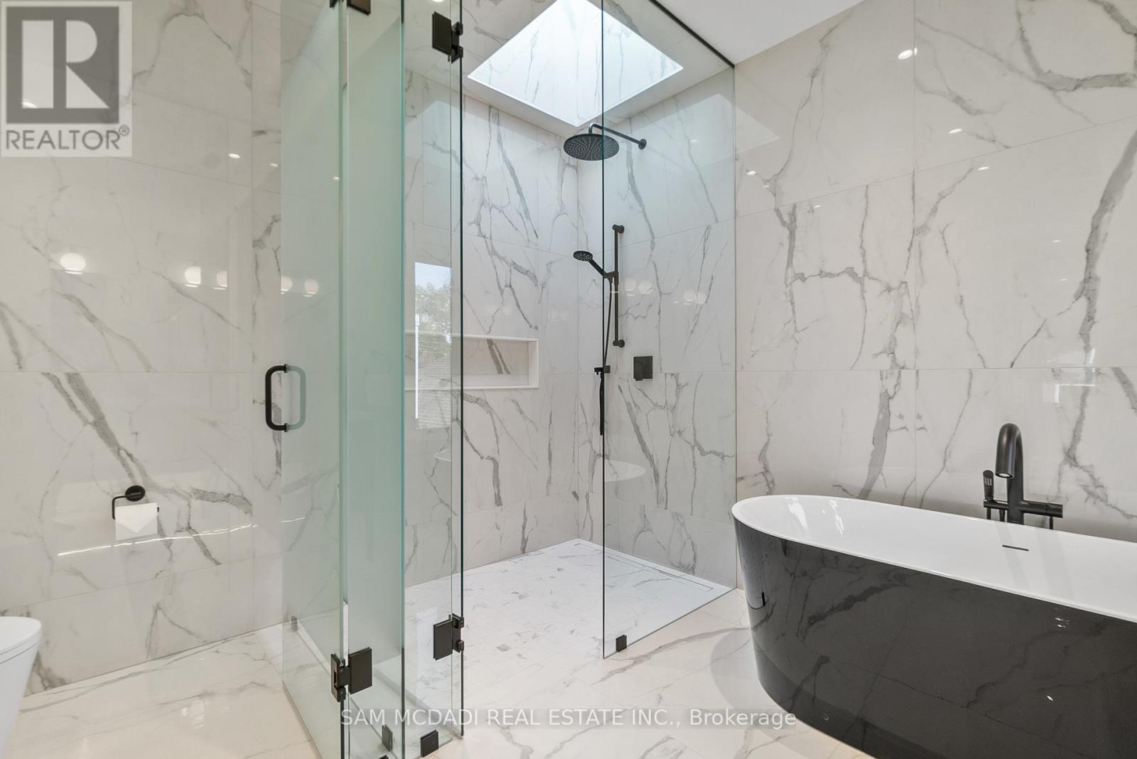 39 Oakwood Avenue N, Mississauga, Ontario  L5G 3L8 - Photo 28 - W12482689