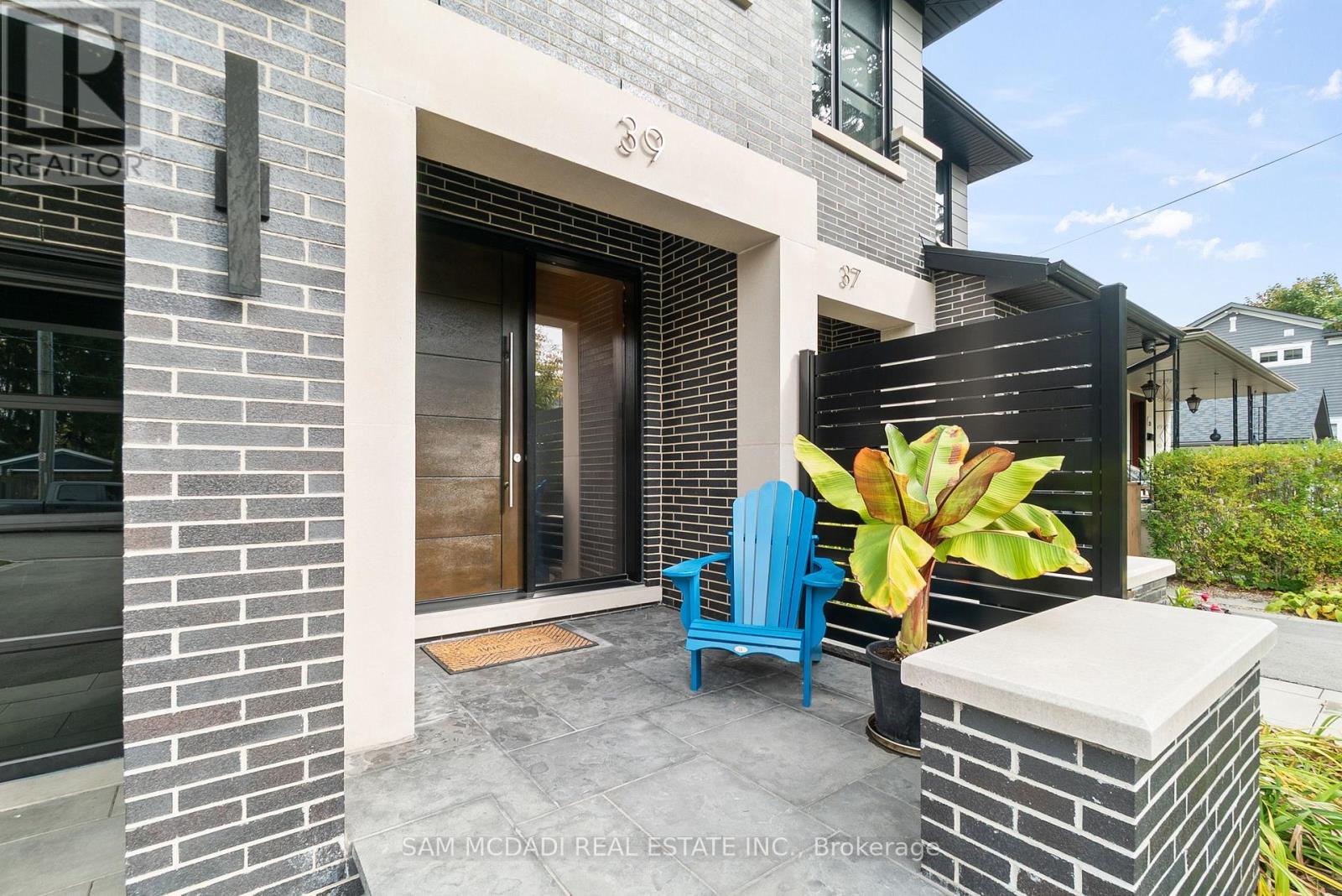 39 Oakwood Avenue N, Mississauga, Ontario  L5G 3L8 - Photo 3 - W12482689