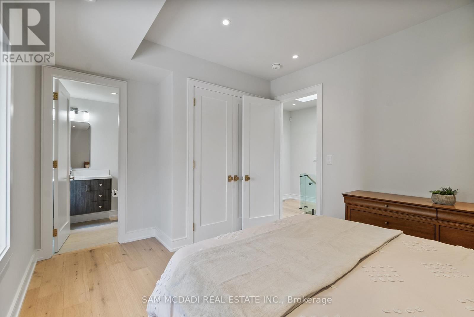 39 Oakwood Avenue N, Mississauga, Ontario  L5G 3L8 - Photo 30 - W12482689