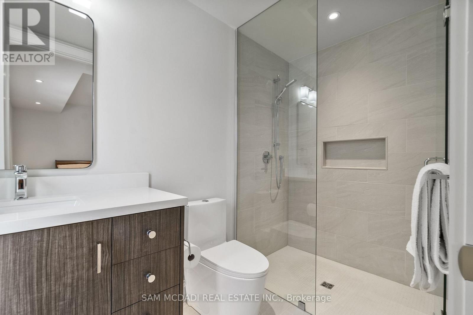 39 Oakwood Avenue N, Mississauga, Ontario  L5G 3L8 - Photo 31 - W12482689