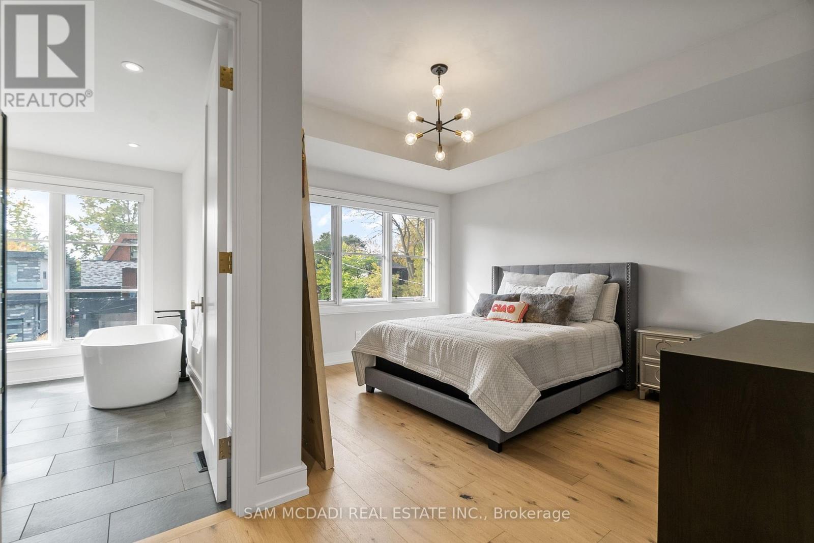 39 Oakwood Avenue N, Mississauga, Ontario  L5G 3L8 - Photo 32 - W12482689