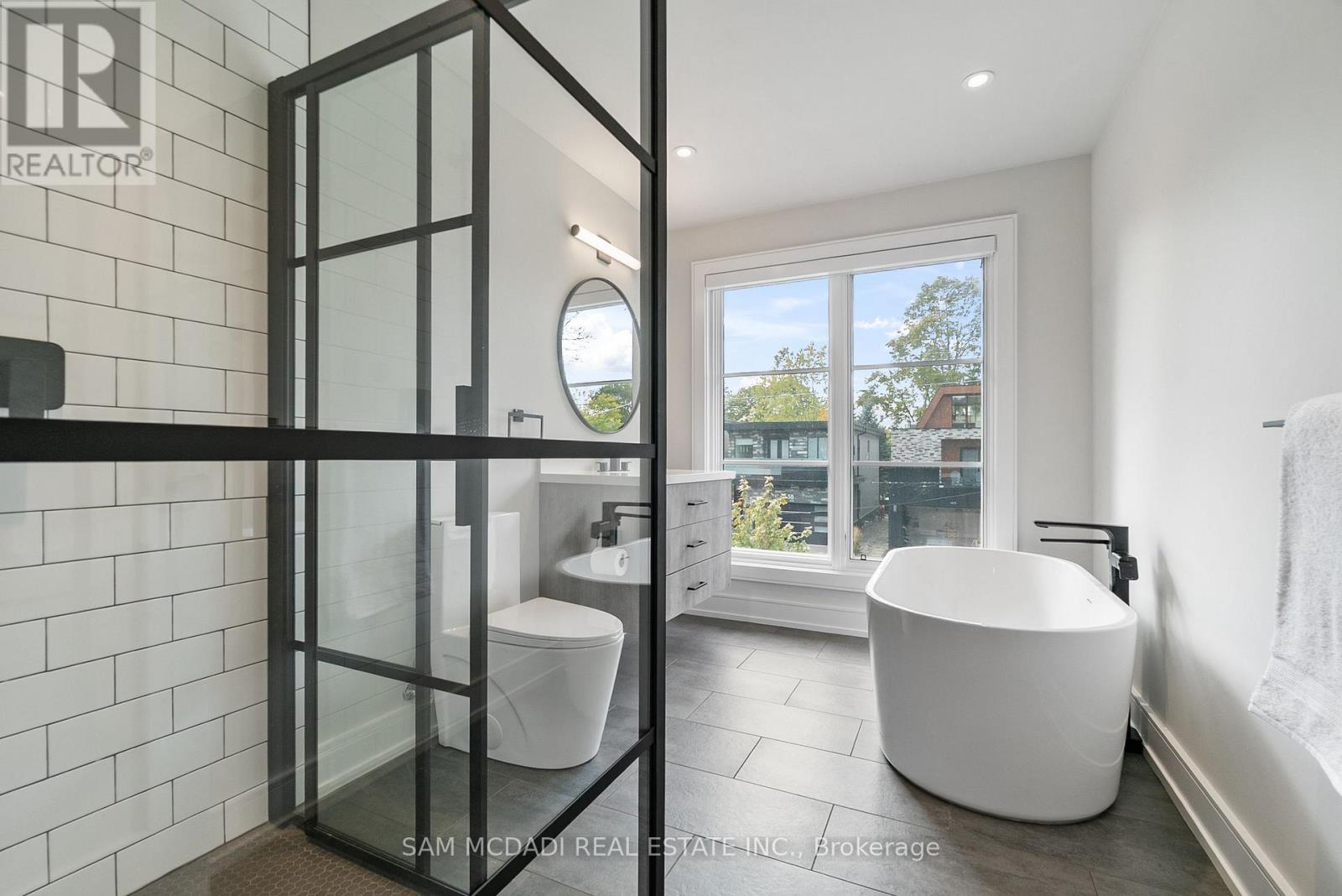 39 Oakwood Avenue N, Mississauga, Ontario  L5G 3L8 - Photo 34 - W12482689