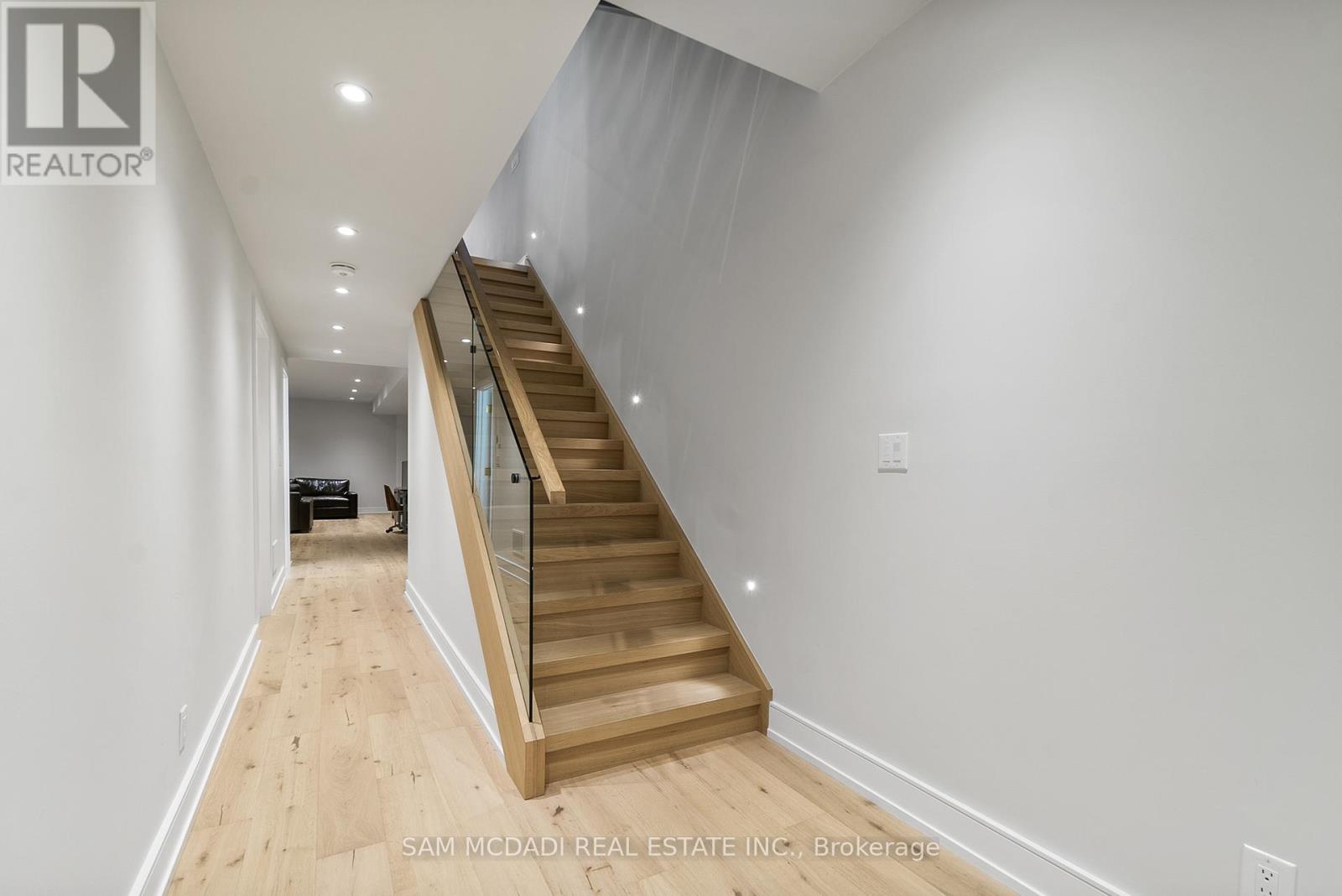 39 Oakwood Avenue N, Mississauga, Ontario  L5G 3L8 - Photo 38 - W12482689