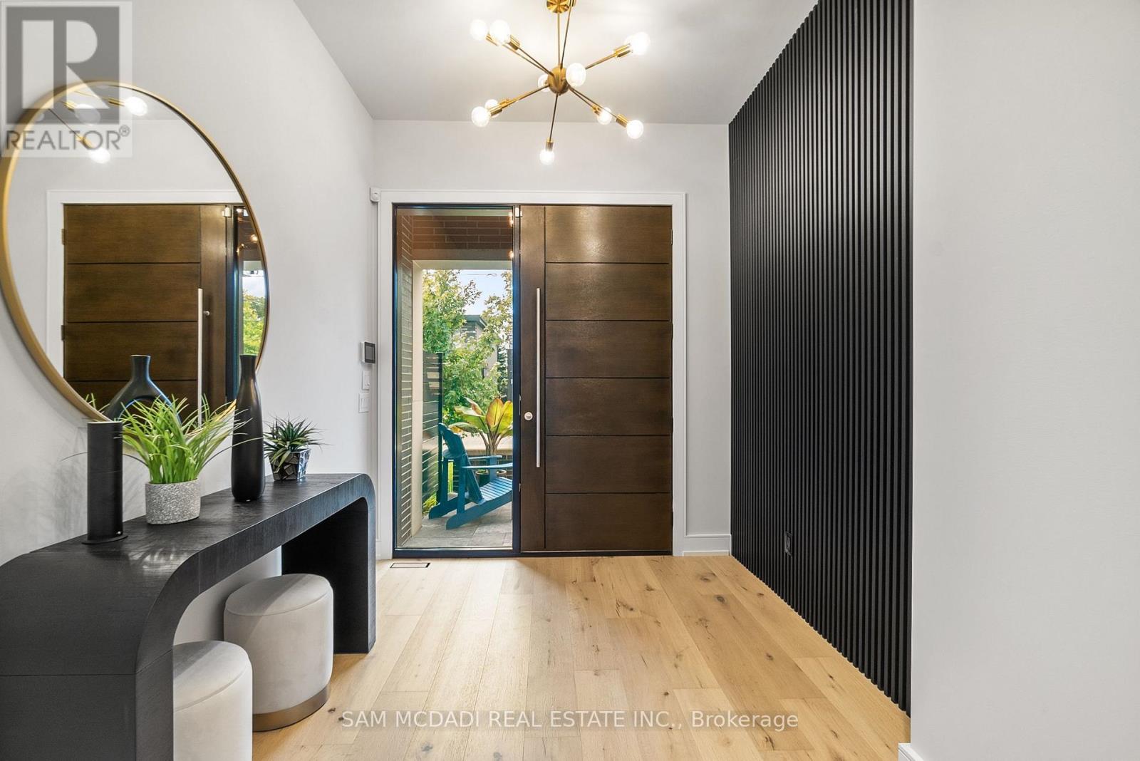 39 Oakwood Avenue N, Mississauga, Ontario  L5G 3L8 - Photo 4 - W12482689