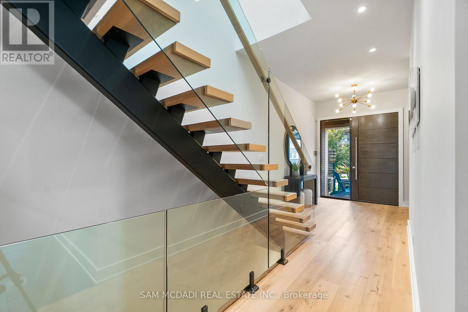 39 Oakwood Avenue N, Mississauga, Ontario  L5G 3L8 - Photo 7 - W12482689