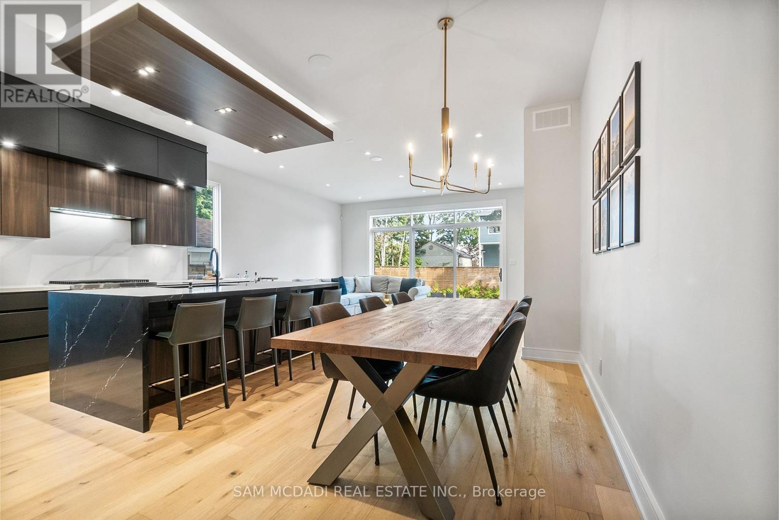 39 Oakwood Avenue N, Mississauga, Ontario  L5G 3L8 - Photo 9 - W12482689