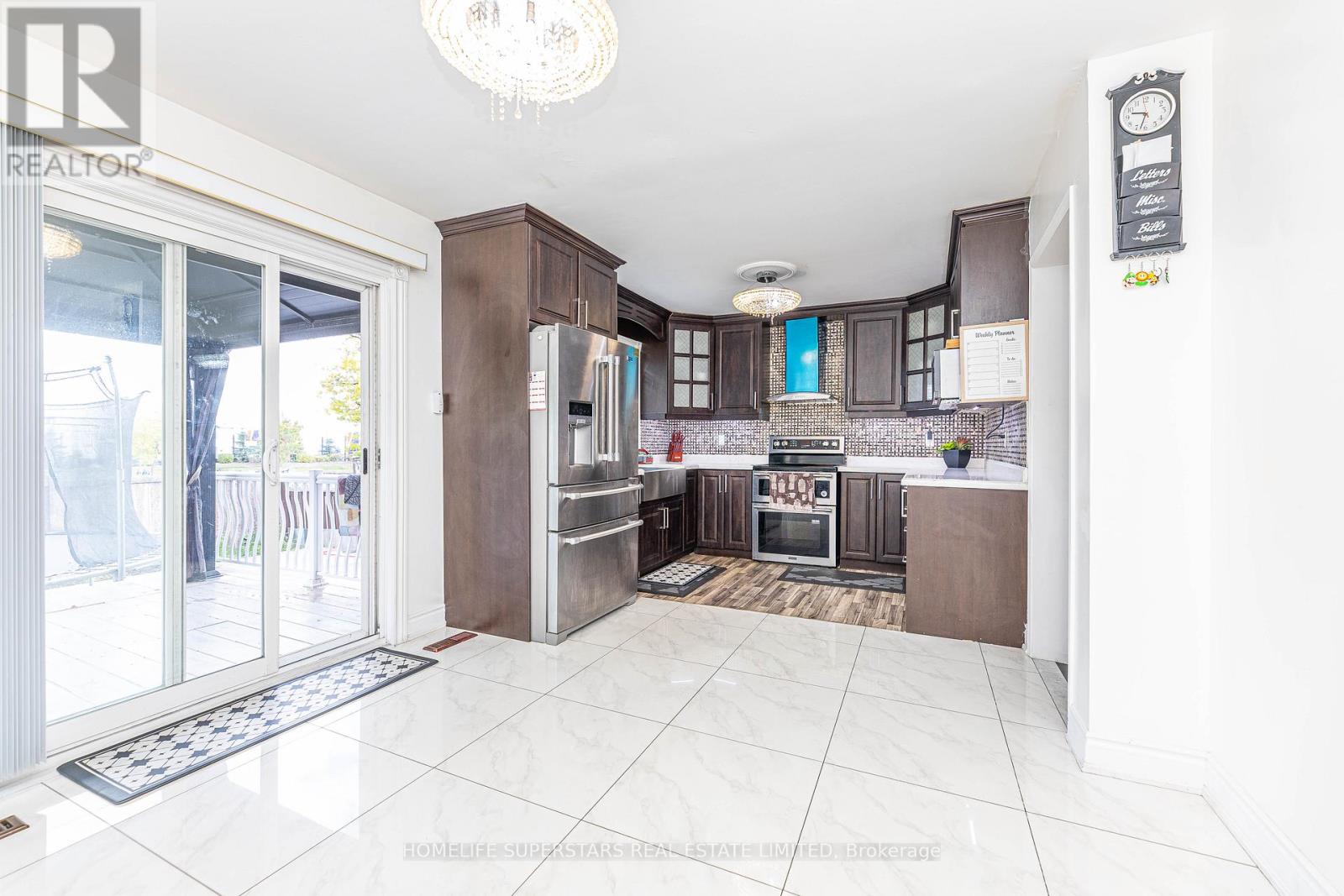 45 Woodlot Crescent, Toronto, Ontario  M9W 6T2 - Photo 12 - W12477471
