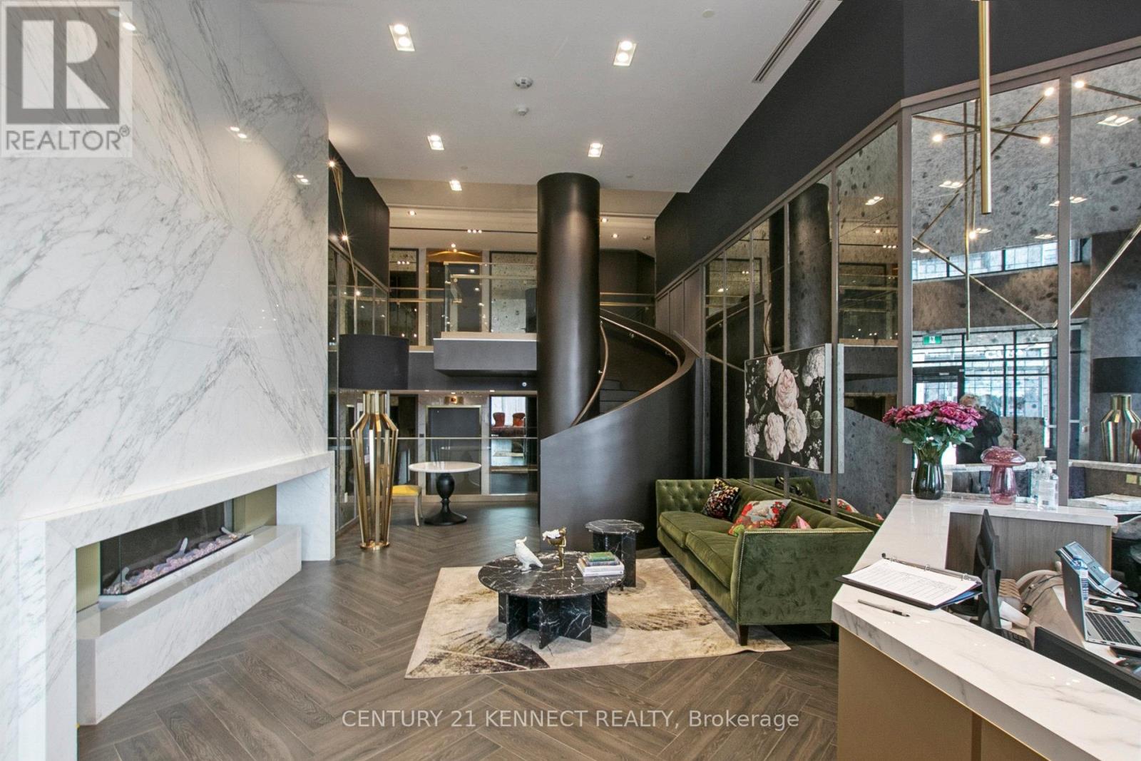 628 - 395 Dundas Street W, Oakville, Ontario  L6M 5R8 - Photo 2 - W12482706