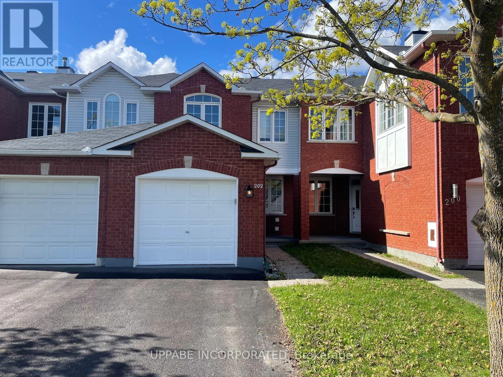 202 FORESTGLADE CRESCENT, Ottawa, Ontario