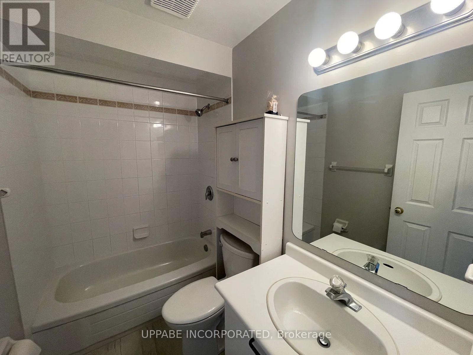 202 Forestglade Crescent, Ottawa, Ontario  K1G 6A7 - Photo 12 - X12482721