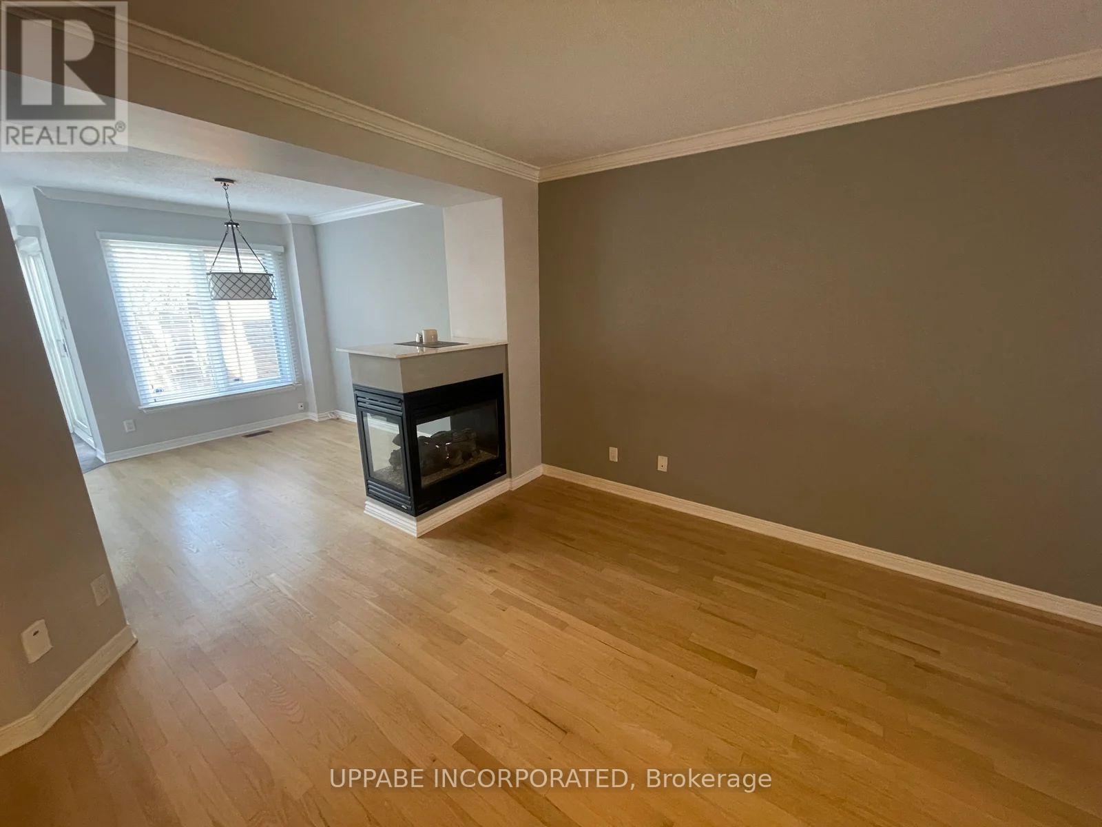 202 Forestglade Crescent, Ottawa, Ontario  K1G 6A7 - Photo 2 - X12482721