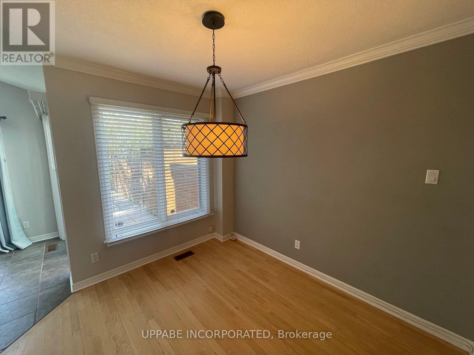 202 Forestglade Crescent, Ottawa, Ontario  K1G 6A7 - Photo 3 - X12482721