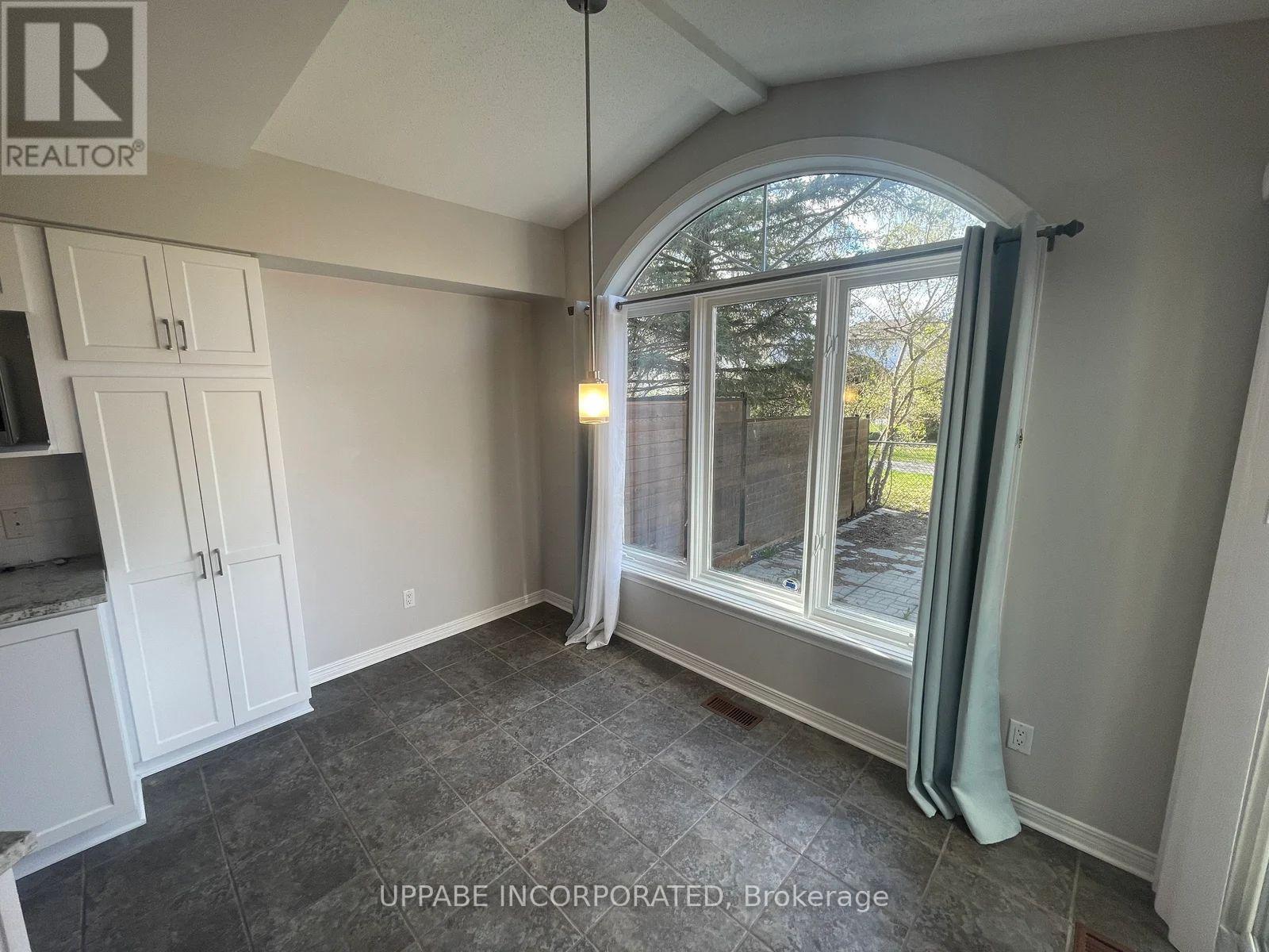 202 Forestglade Crescent, Ottawa, Ontario  K1G 6A7 - Photo 6 - X12482721