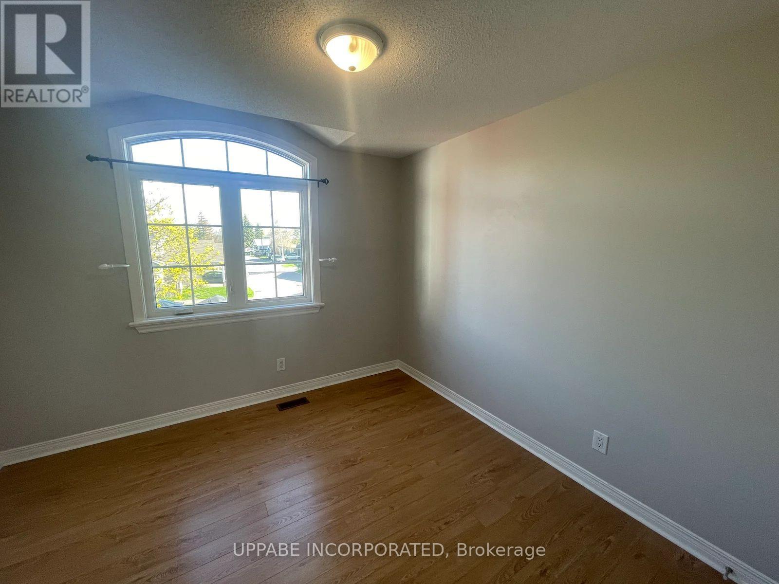 202 Forestglade Crescent, Ottawa, Ontario  K1G 6A7 - Photo 8 - X12482721