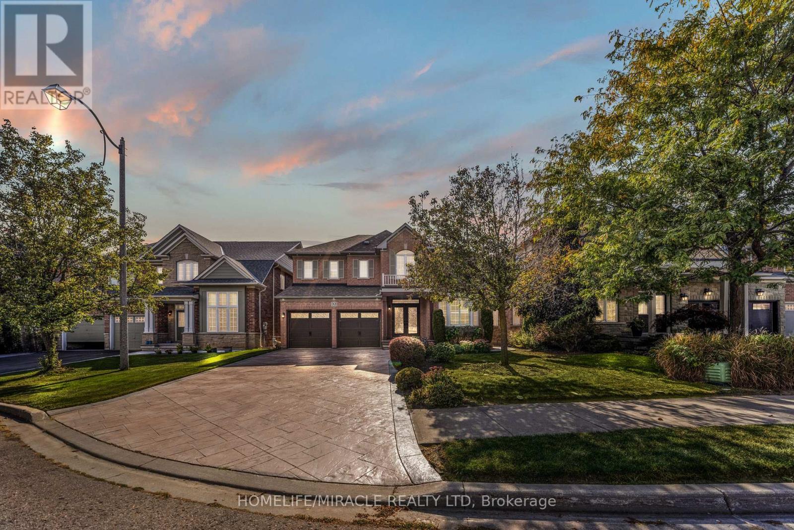 32 Xavier Court, Brampton, Ontario  L6Y 5S1 - Photo 2 - W12482695