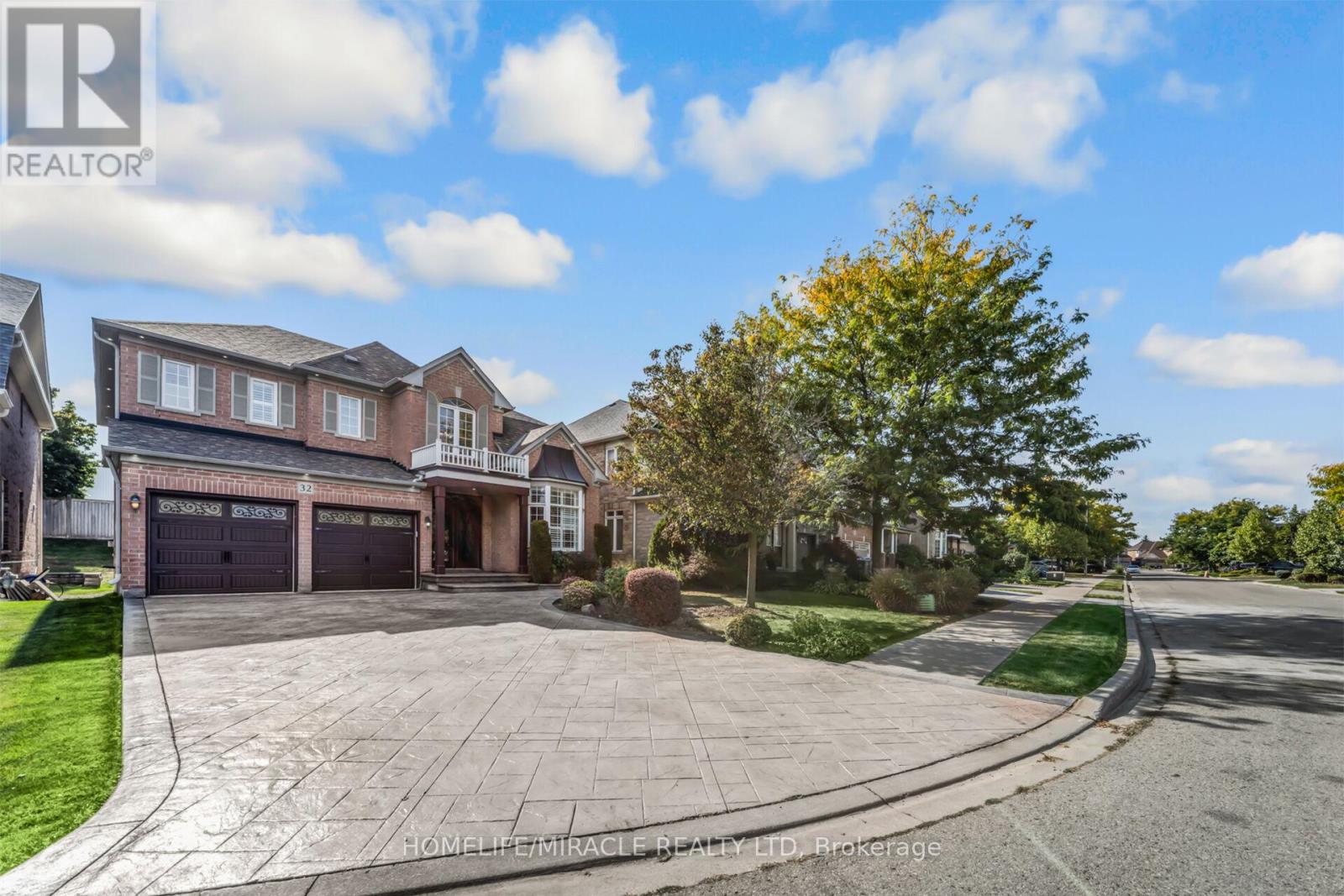 32 Xavier Court, Brampton, Ontario  L6Y 5S1 - Photo 5 - W12482695