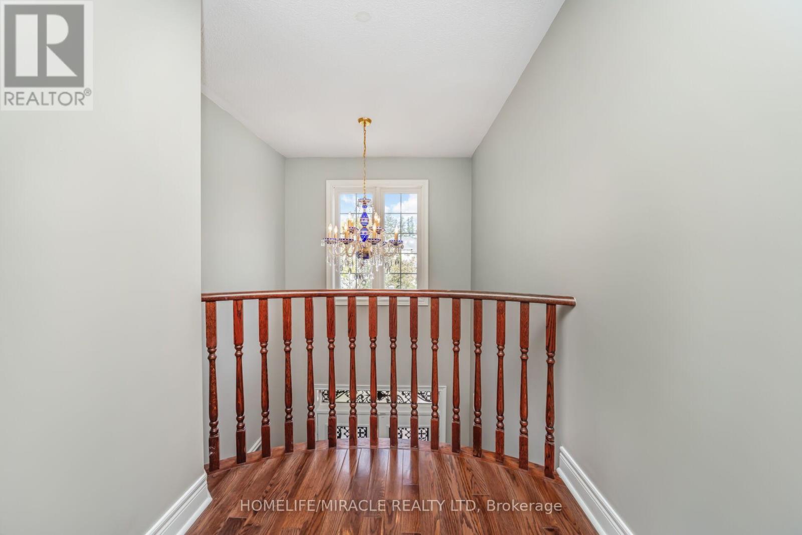 32 Xavier Court, Brampton, Ontario  L6Y 5S1 - Photo 9 - W12482695
