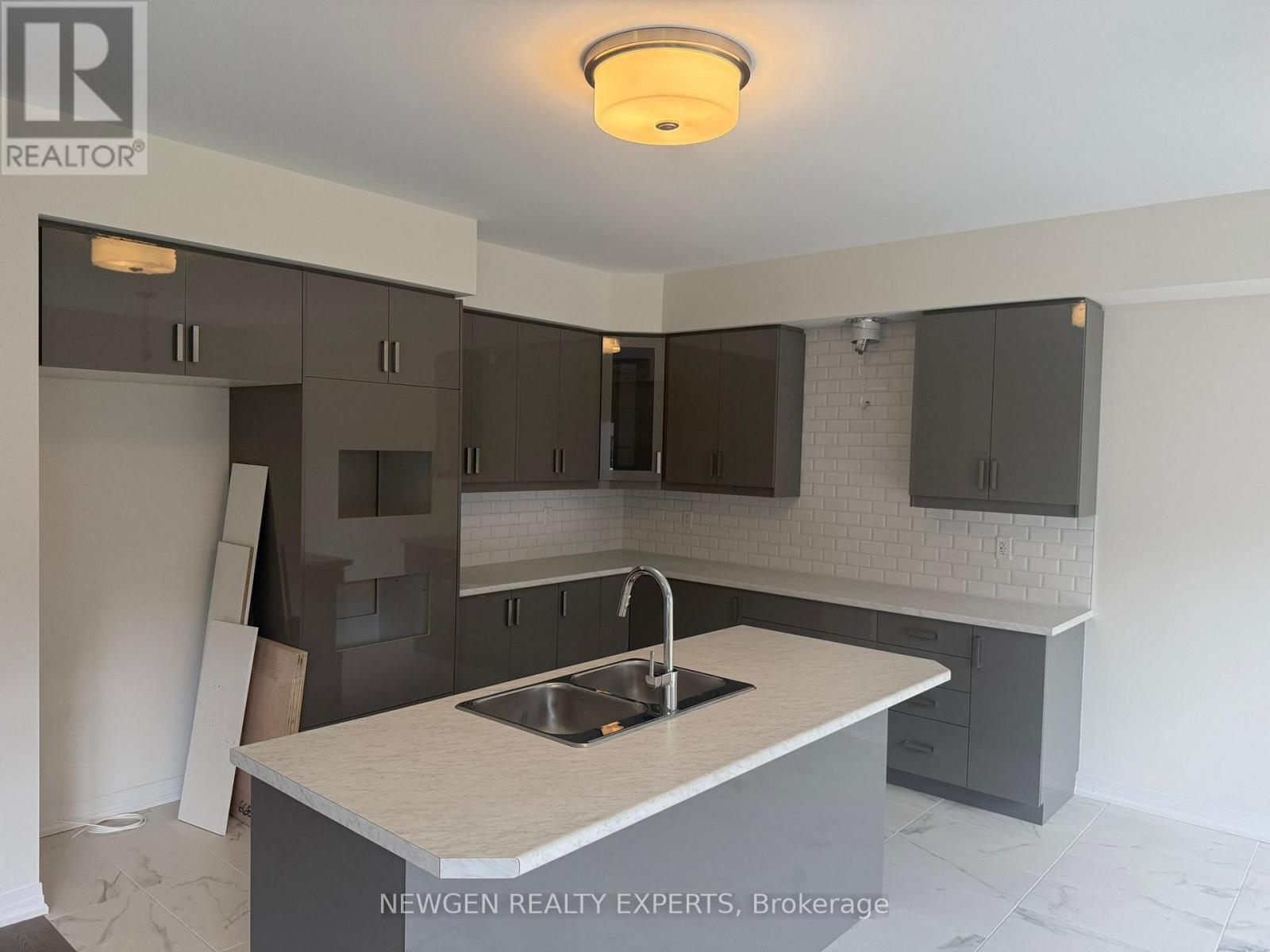 8 Mckernan Avenue, Brantford, Ontario  N3V 0C1 - Photo 6 - X12482129