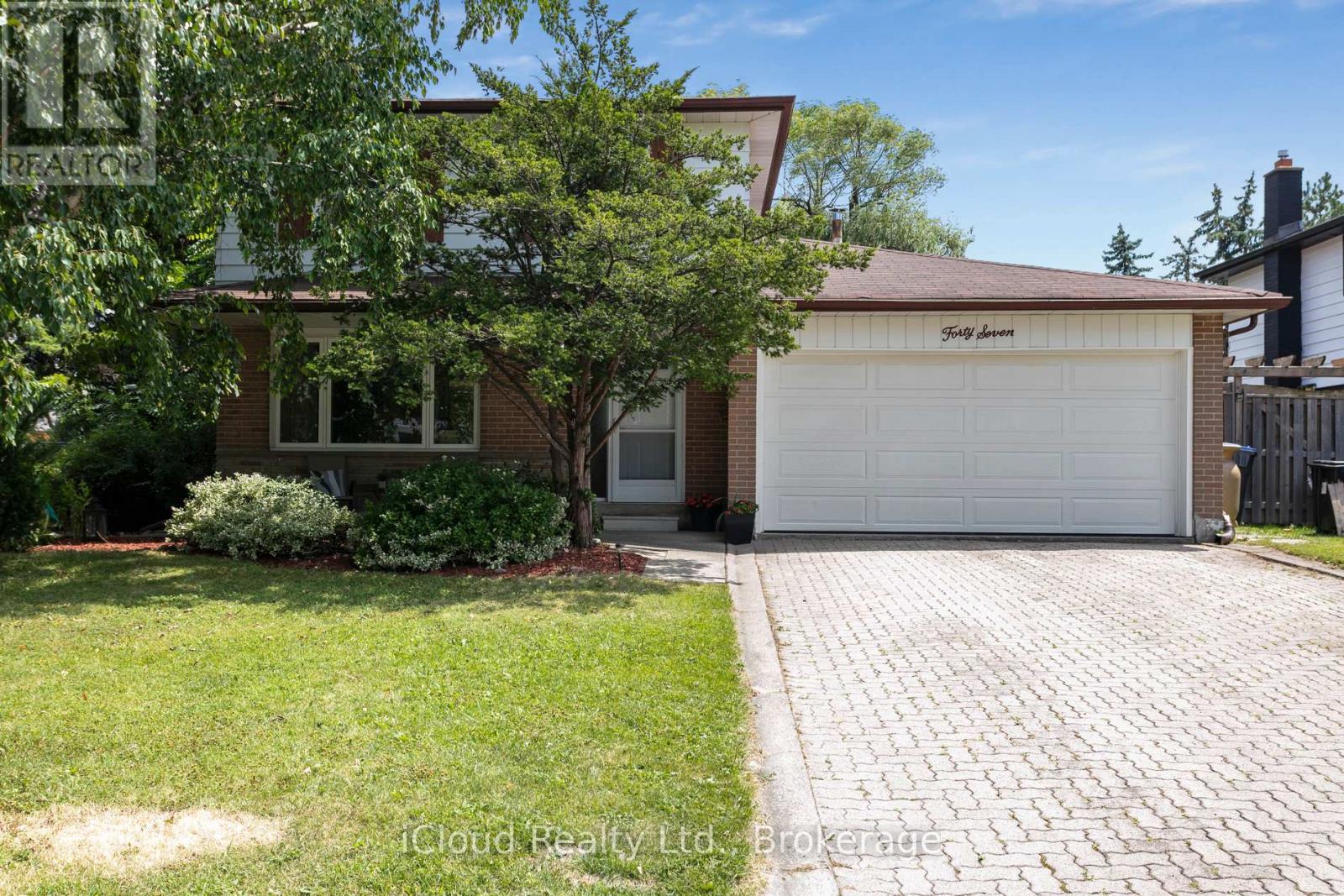 47 Golf View Drive, Brampton, Ontario  L6W 1A4 - Photo 2 - W12482716
