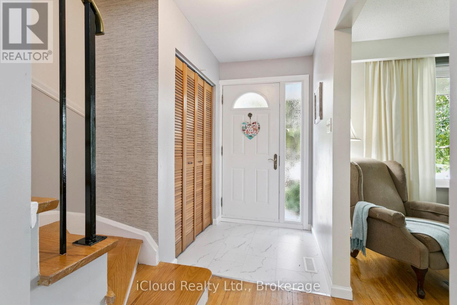 47 Golf View Drive, Brampton, Ontario  L6W 1A4 - Photo 5 - W12482716
