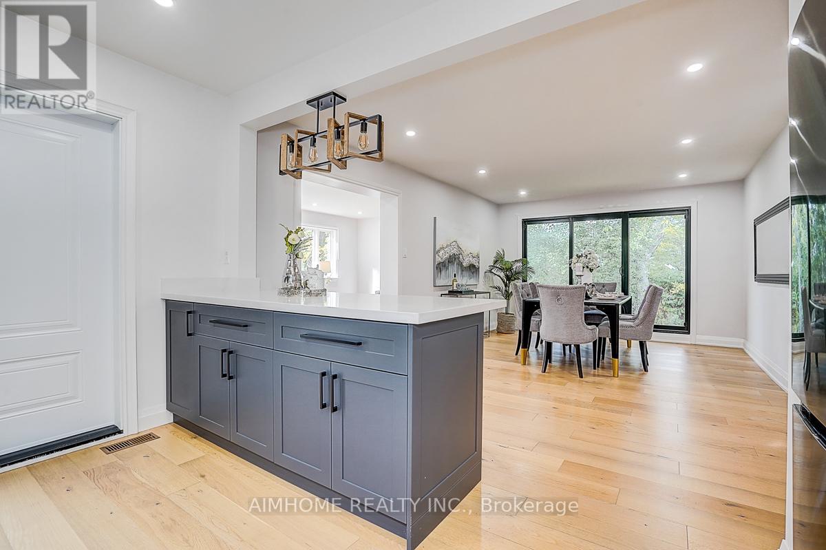 14 Sandalwood Place, Toronto, Ontario  M3B 1L6 - Photo 4 - C12482744