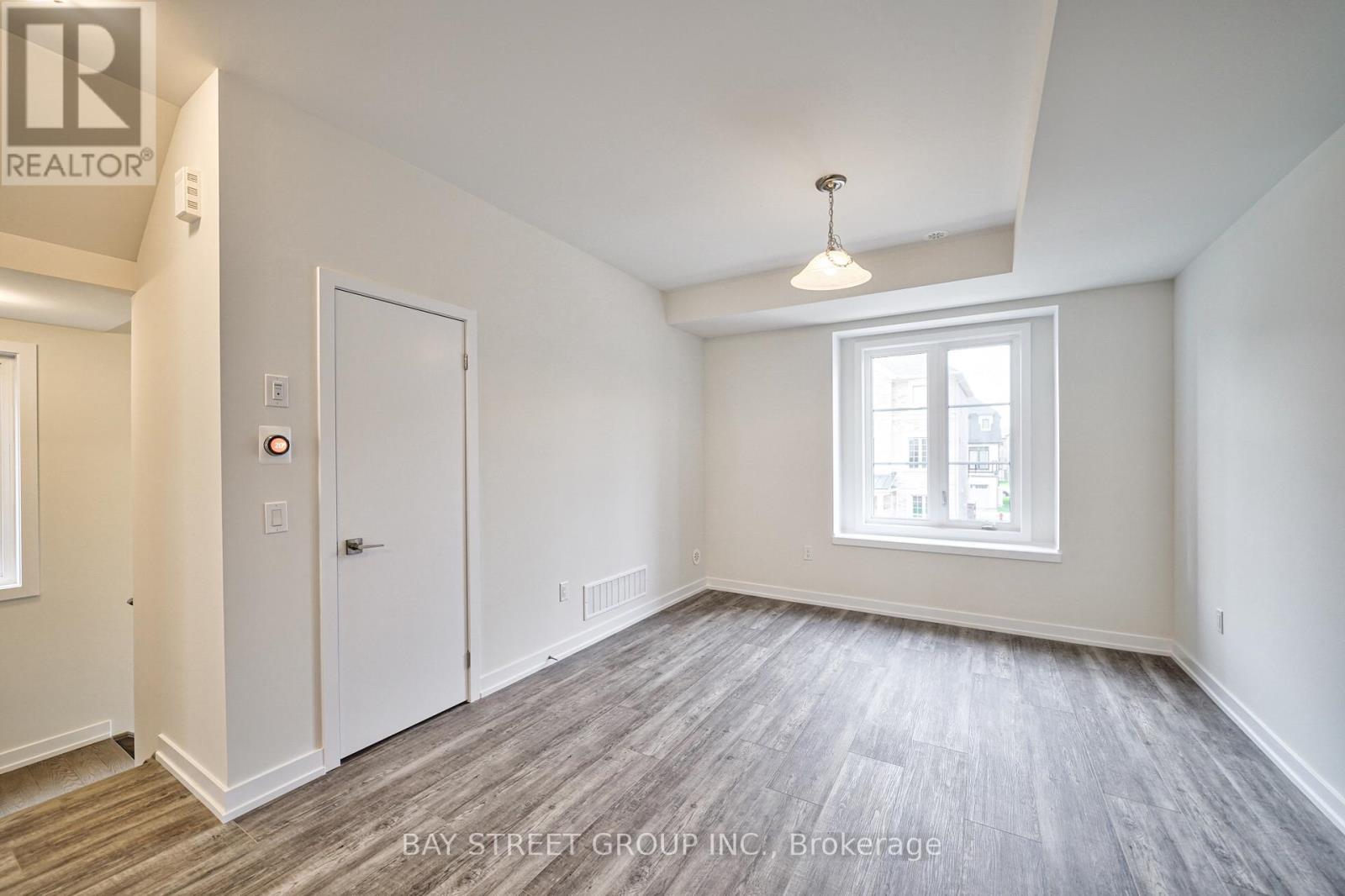 1360 Kobzar Drive, Oakville, Ontario  L6M 5P2 - Photo 11 - W12482743