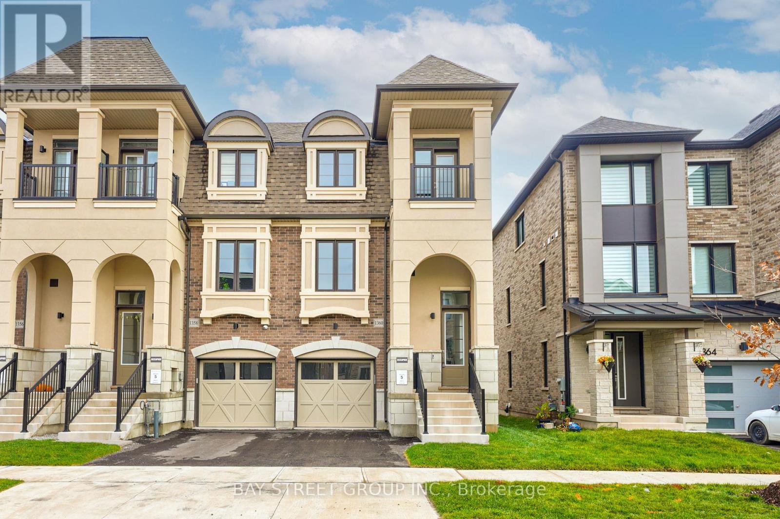 1360 Kobzar Drive, Oakville, Ontario  L6M 5P2 - Photo 2 - W12482743
