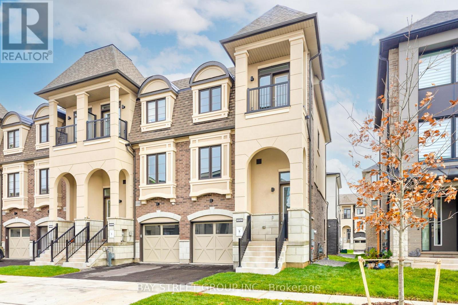 1360 Kobzar Drive, Oakville, Ontario  L6M 5P2 - Photo 3 - W12482743