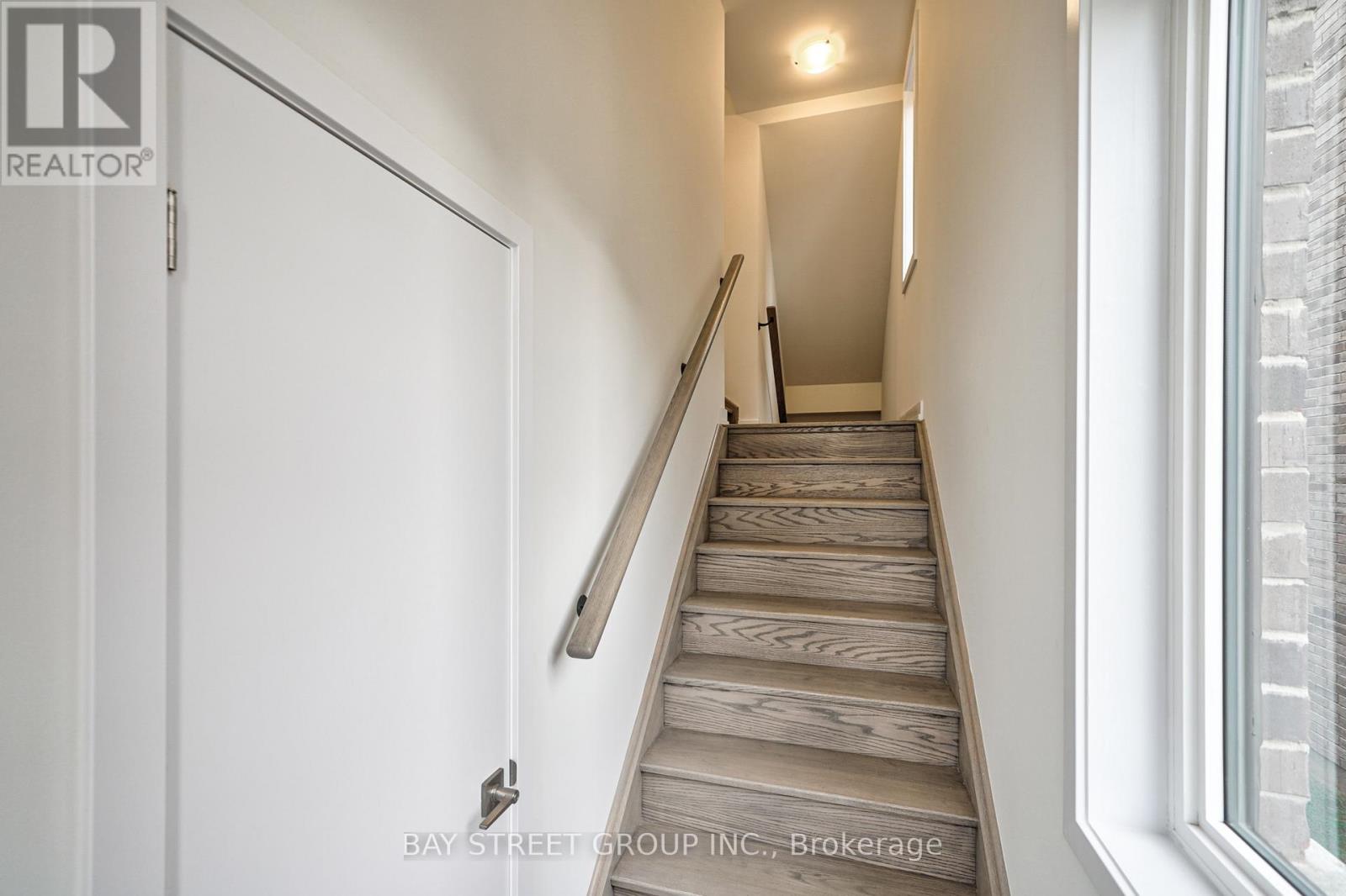 1360 Kobzar Drive, Oakville, Ontario  L6M 5P2 - Photo 6 - W12482743