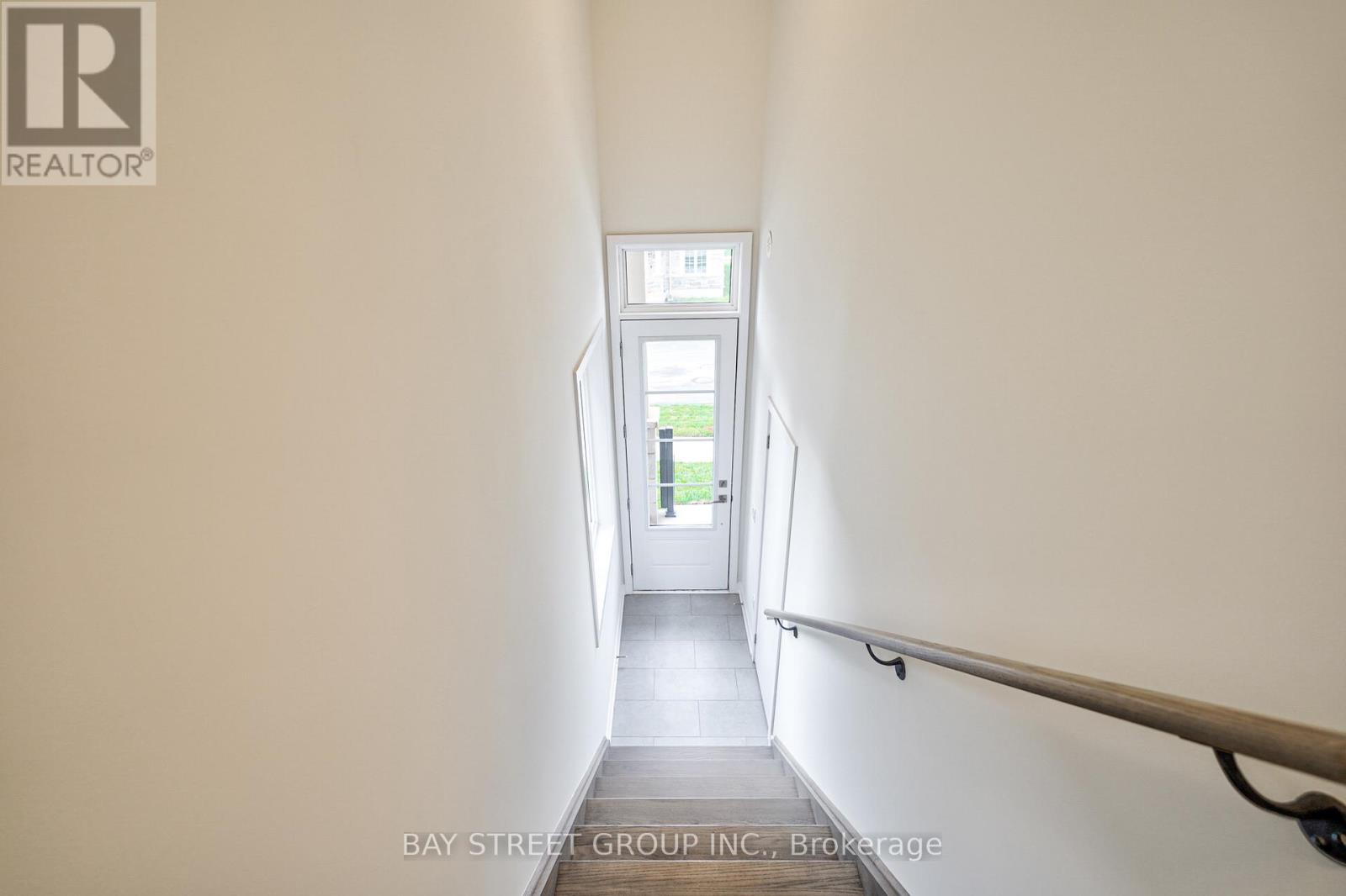 1360 Kobzar Drive, Oakville, Ontario  L6M 5P2 - Photo 7 - W12482743