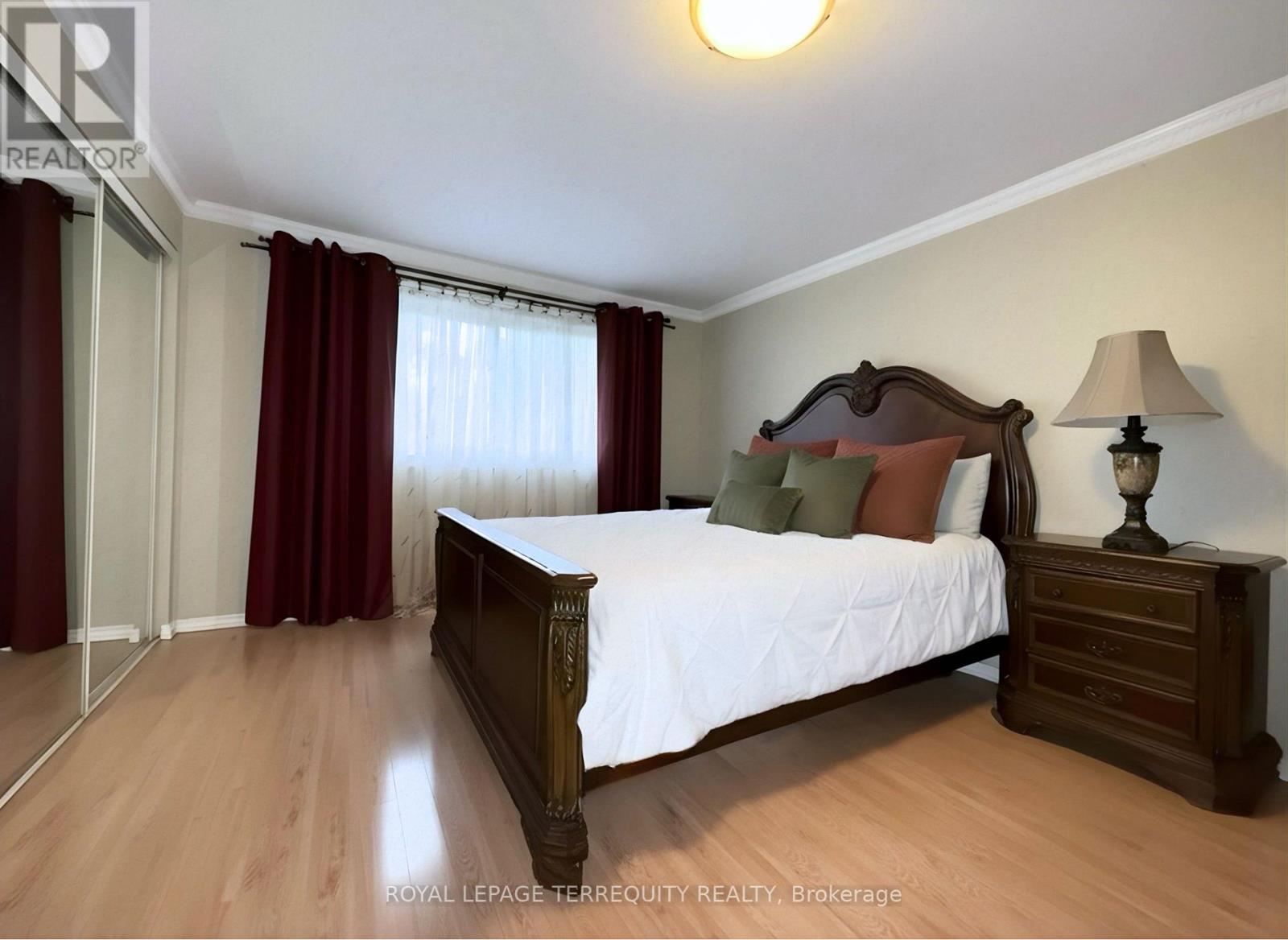 1704 Oberon Crescent, Mississauga, Ontario  L4X 2K8 - Photo 2 - W12480518