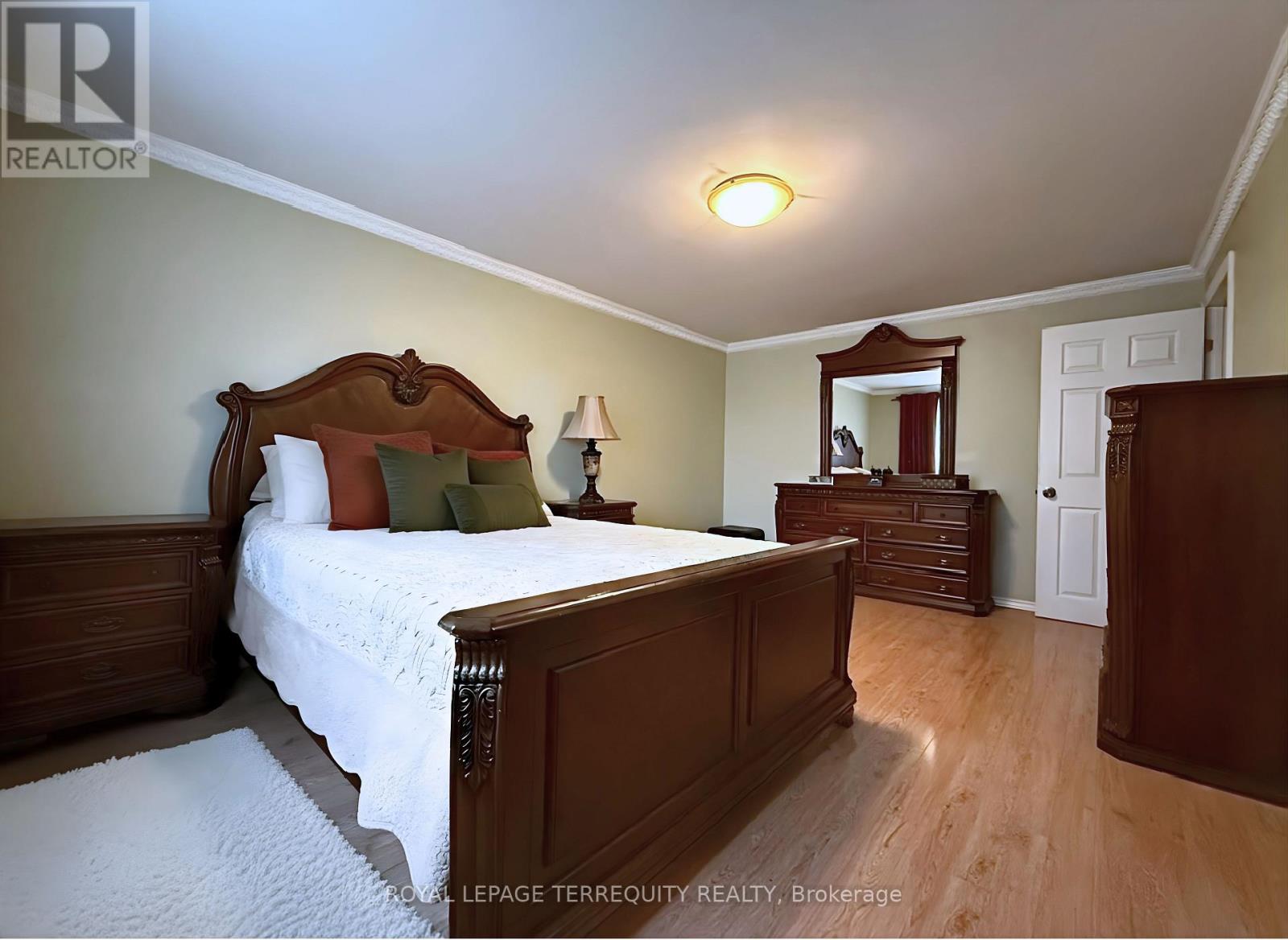 1704 Oberon Crescent, Mississauga, Ontario  L4X 2K8 - Photo 3 - W12480518