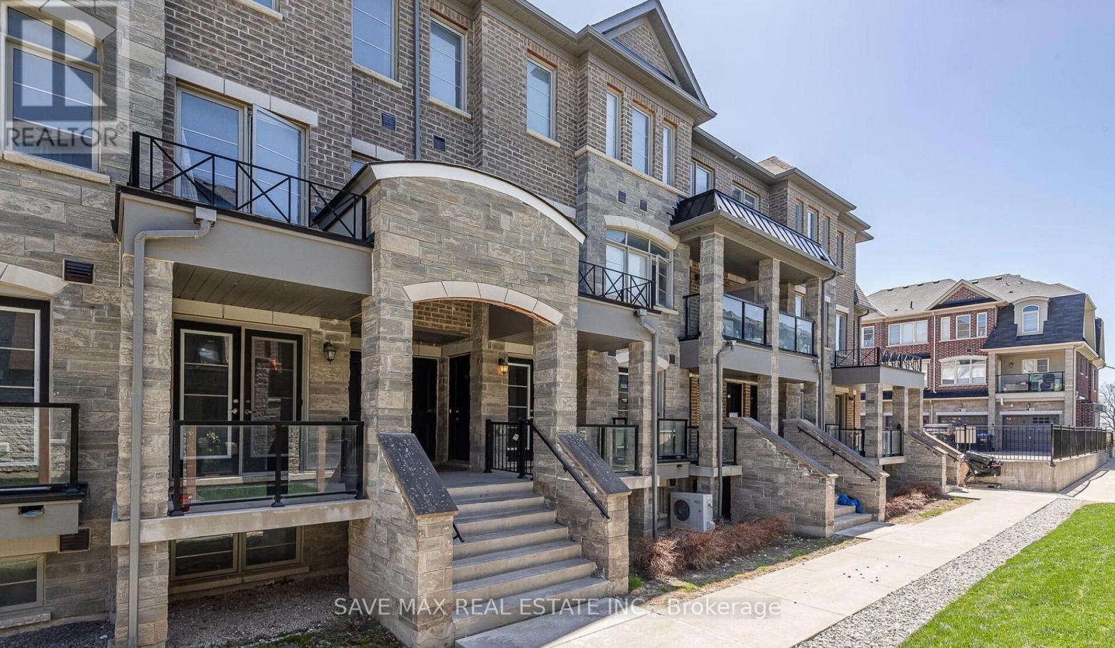 18 - 200 Veterns Drive, Brampton, Ontario  L7A 4S6 - Photo 2 - W12482767