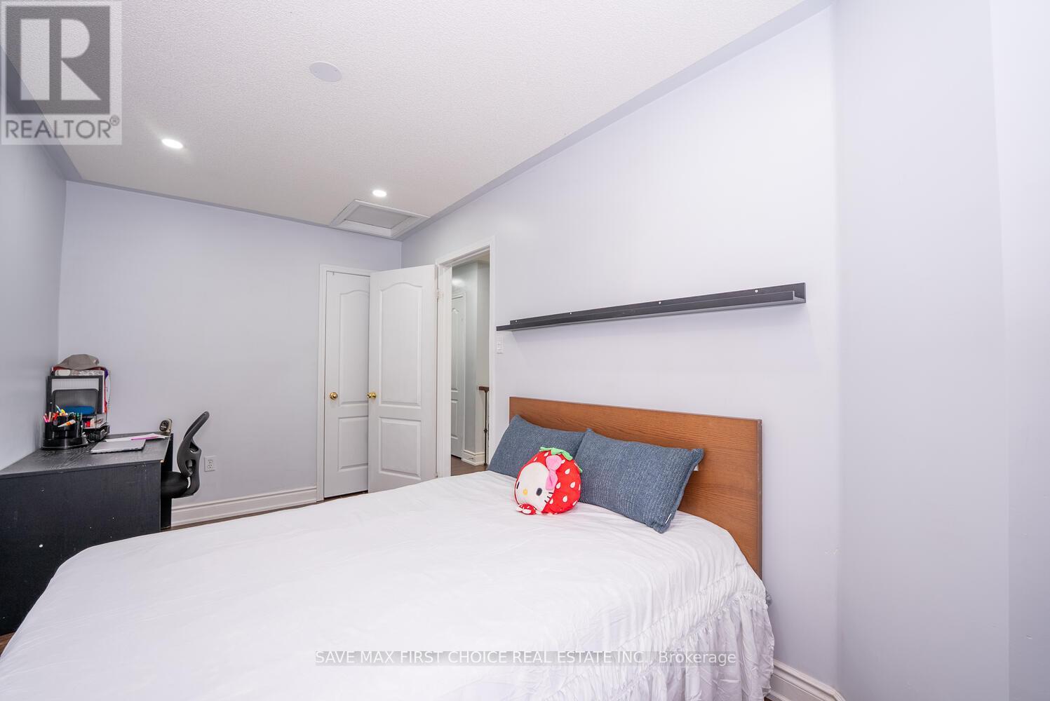 939 Tambourine Terrace, Mississauga, Ontario  L5W 1S5 - Photo 15 - W12482778