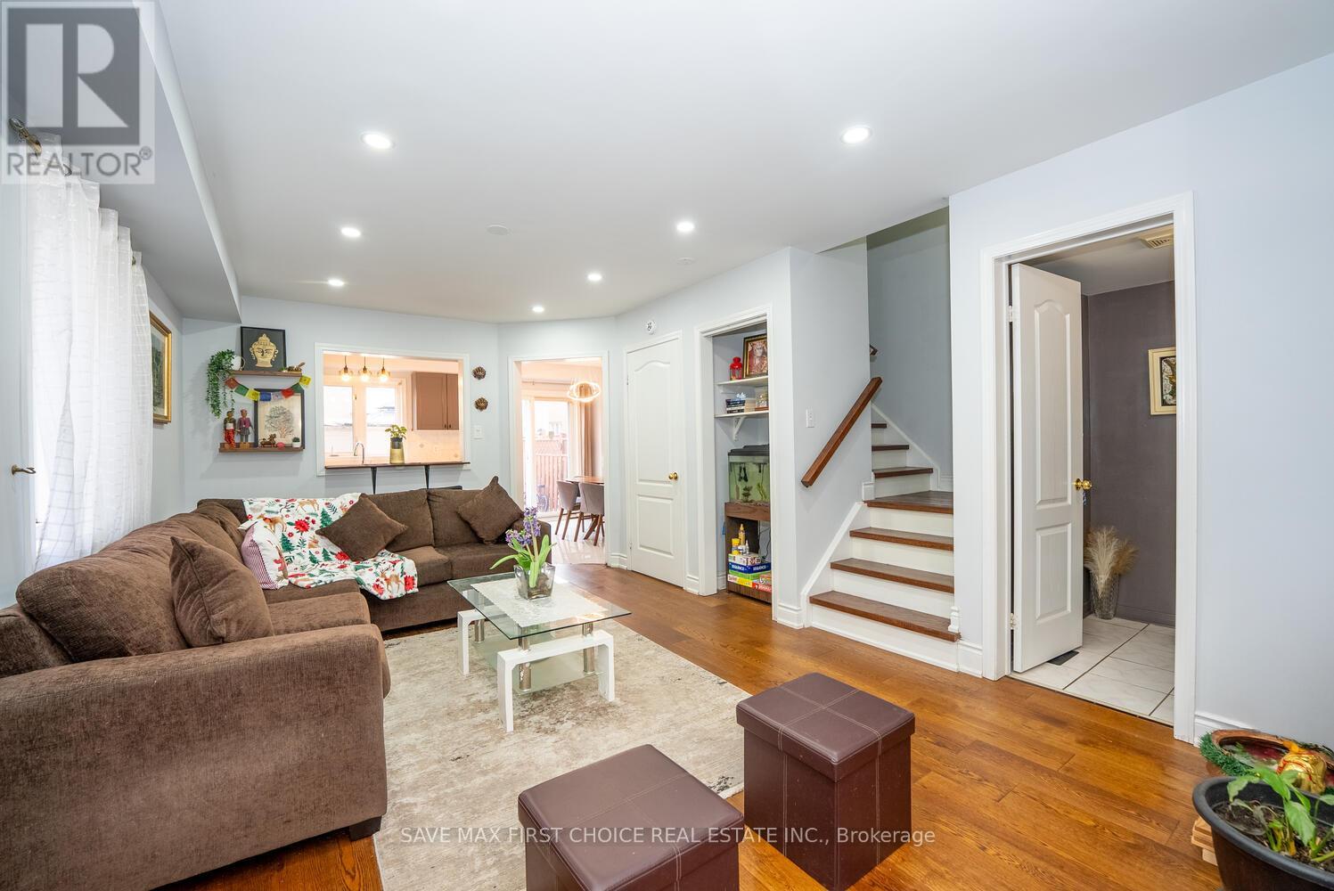 939 Tambourine Terrace, Mississauga, Ontario  L5W 1S5 - Photo 2 - W12482778